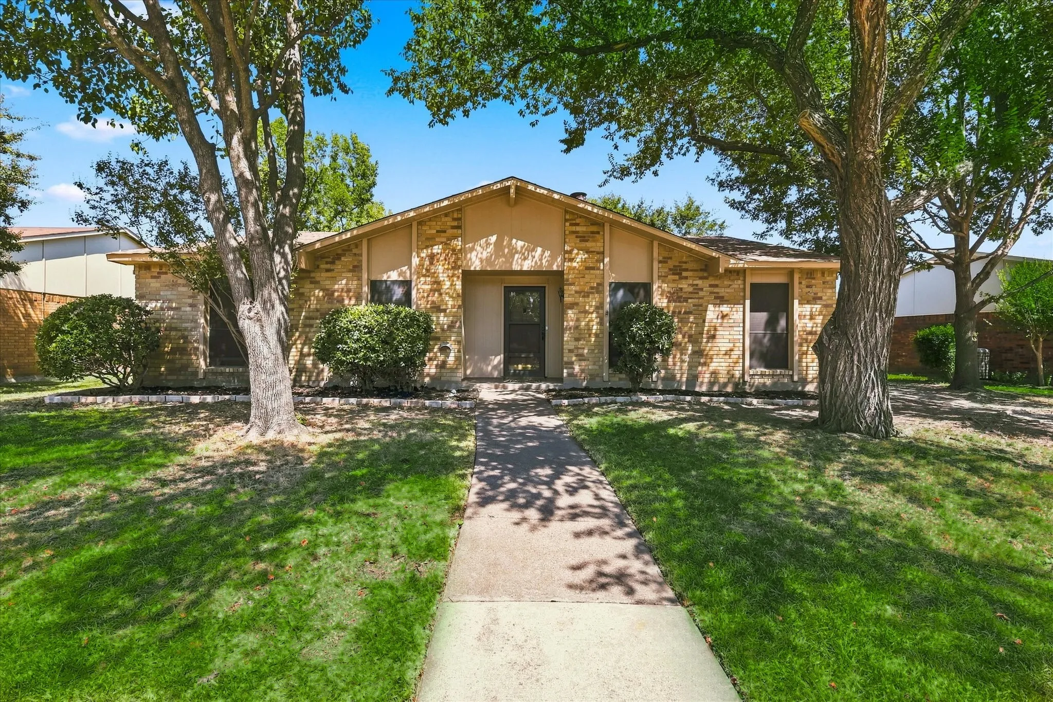 Single Family Residence For Rent in Dallas County , 411 Clear Creek Lane, Coppell, Texas 75019, 3 Bedroom, 2 Bathroom, 2 Garage spaces, 1,711 Sqft, built in 1979, mls#21378752, Real Estate Agent in Coppell, Homes For Rent in Dallas county, Homes For Rent in Coppell, Realtor in Coppell Texas, Real Estate Brokerage Independent Realty Texas, Luminita Cordes Realtor