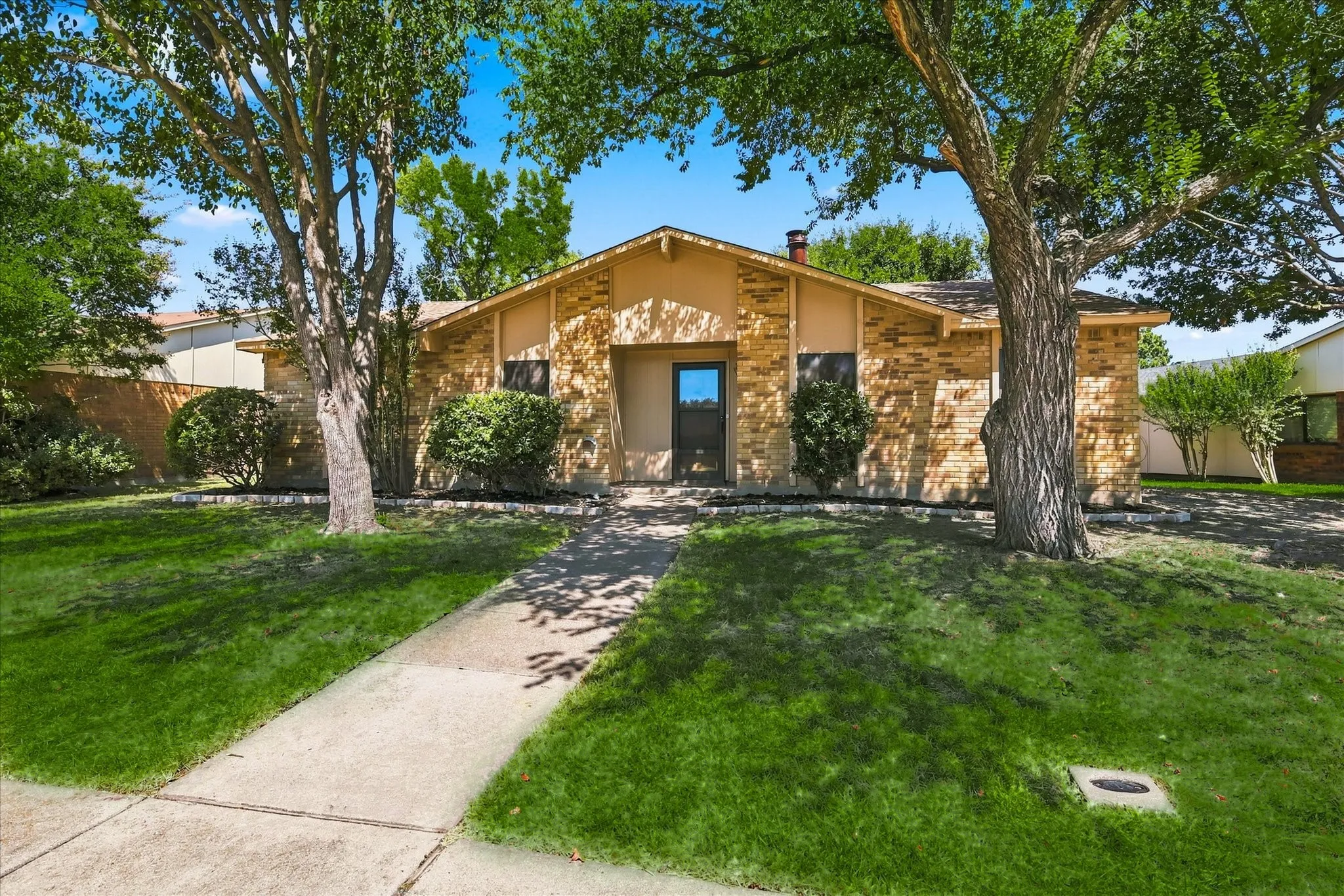 Single Family Residence For Rent in Dallas County , 411 Clear Creek Lane, Coppell, Texas 75019, 3 Bedroom, 2 Bathroom, 2 Garage spaces, 1,711 Sqft, built in 1979, mls#21378752, Real Estate Agent in Coppell, Homes For Rent in Dallas county, Homes For Rent in Coppell, Realtor in Coppell Texas, Real Estate Brokerage Independent Realty Texas, Luminita Cordes Realtor