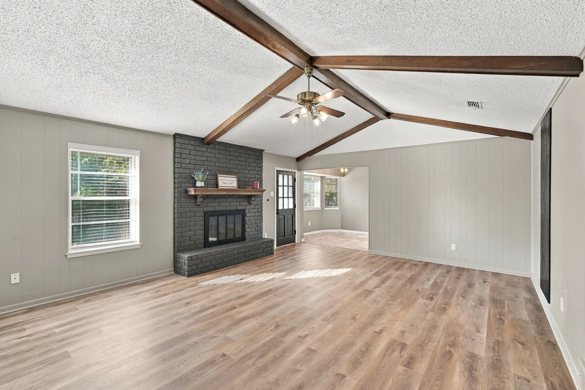 Single Family Residence For Sale in Johnson County , 1215 Cindy Lane, Cleburne, Texas 76033, 3 Bedroom, 2 Bathroom, 2 Garage spaces, 1,439 Sqft, built in 1974, mls#21361629, Real Estate Agent in Cleburne, Homes For Sale in Johnson county, Homes For Sale in Cleburne, Realtor in Cleburne Texas, Real Estate Brokerage Independent Realty Texas, Luminita Cordes Realtor