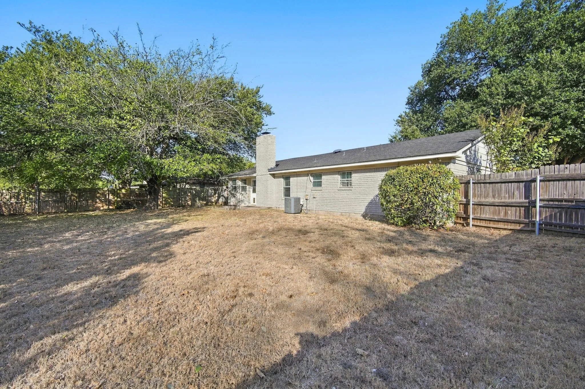 Single Family Residence For Sale in Johnson County , 1215 Cindy Lane, Cleburne, Texas 76033, 3 Bedroom, 2 Bathroom, 2 Garage spaces, 1,439 Sqft, built in 1974, mls#21361629, Real Estate Agent in Cleburne, Homes For Sale in Johnson county, Homes For Sale in Cleburne, Realtor in Cleburne Texas, Real Estate Brokerage Independent Realty Texas, Luminita Cordes Realtor