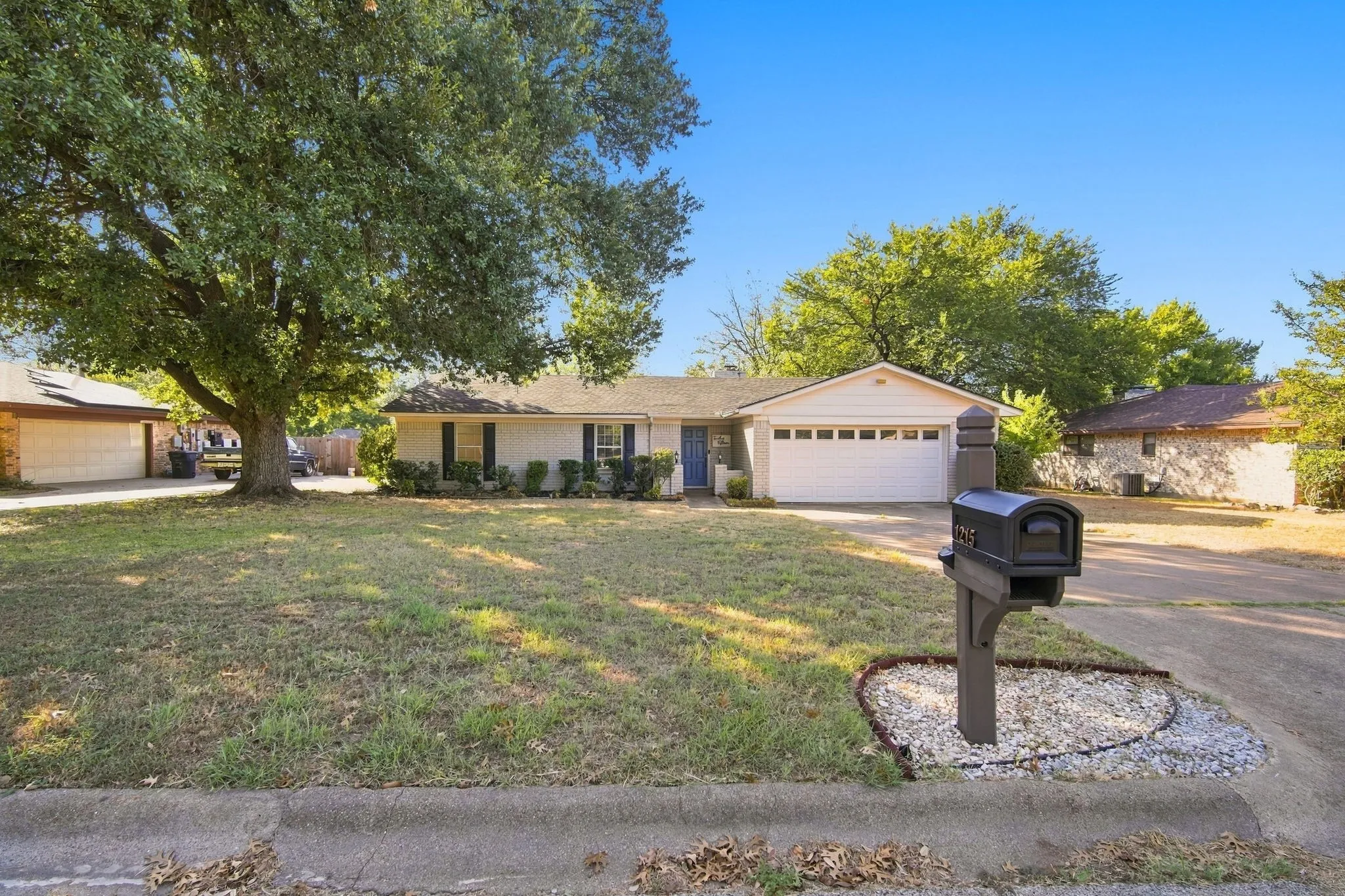 Single Family Residence For Sale in Johnson County , 1215 Cindy Lane, Cleburne, Texas 76033, 3 Bedroom, 2 Bathroom, 2 Garage spaces, 1,439 Sqft, built in 1974, mls#21361629, Real Estate Agent in Cleburne, Homes For Sale in Johnson county, Homes For Sale in Cleburne, Realtor in Cleburne Texas, Real Estate Brokerage Independent Realty Texas, Luminita Cordes Realtor