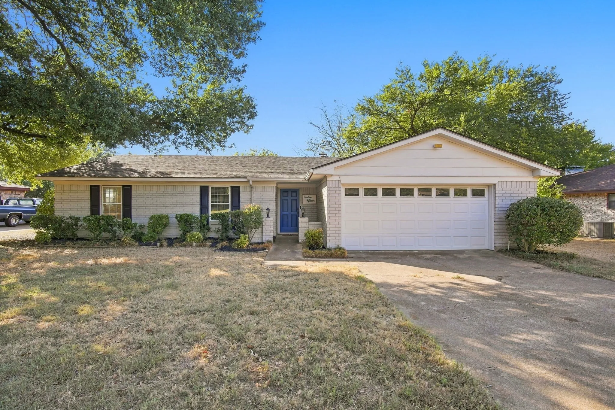 Single Family Residence For Sale in Johnson County , 1215 Cindy Lane, Cleburne, Texas 76033, 3 Bedroom, 2 Bathroom, 2 Garage spaces, 1,439 Sqft, built in 1974, mls#21361629, Real Estate Agent in Cleburne, Homes For Sale in Johnson county, Homes For Sale in Cleburne, Realtor in Cleburne Texas, Real Estate Brokerage Independent Realty Texas, Luminita Cordes Realtor