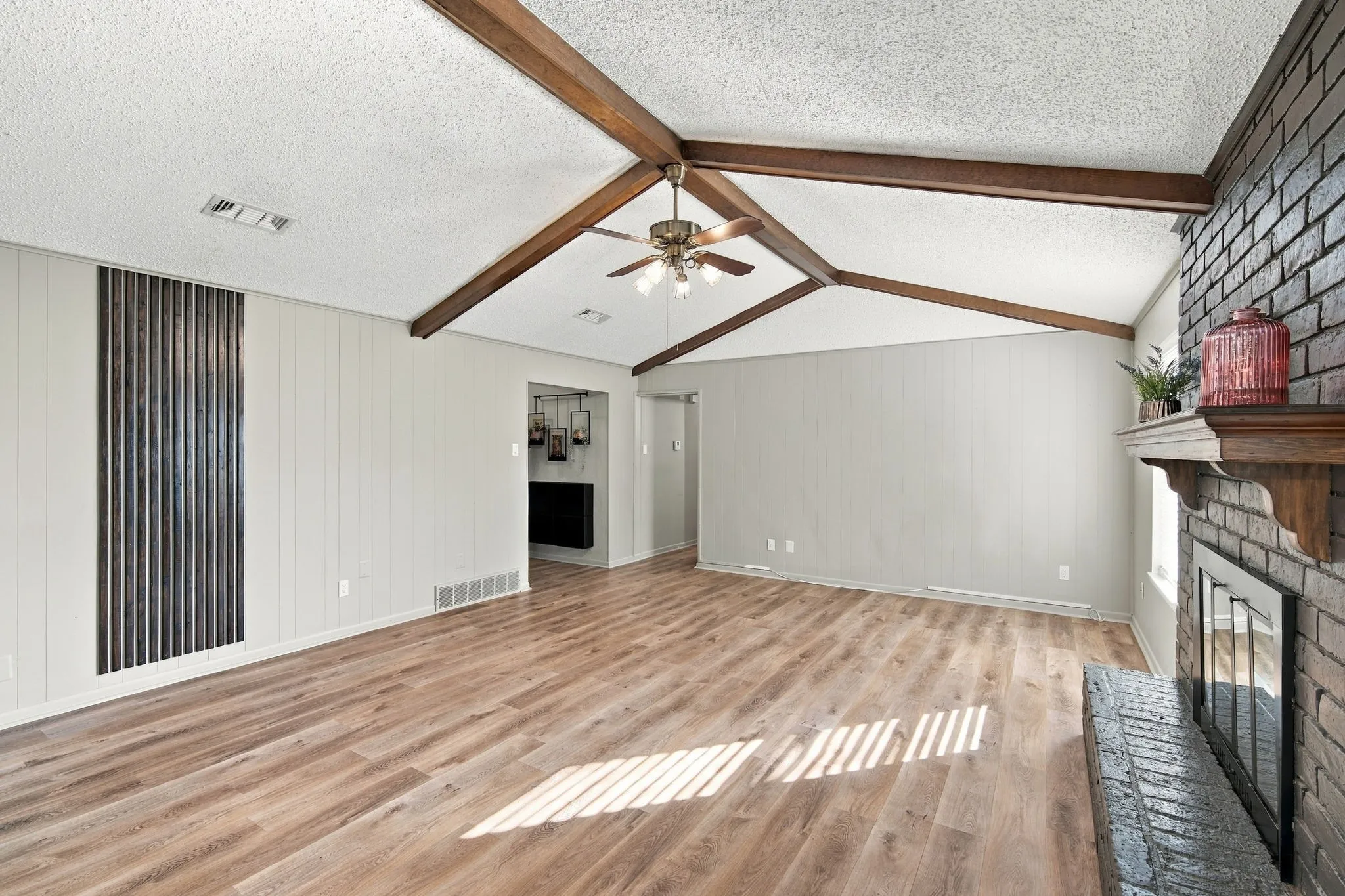 Single Family Residence For Sale in Johnson County , 1215 Cindy Lane, Cleburne, Texas 76033, 3 Bedroom, 2 Bathroom, 2 Garage spaces, 1,439 Sqft, built in 1974, mls#21361629, Real Estate Agent in Cleburne, Homes For Sale in Johnson county, Homes For Sale in Cleburne, Realtor in Cleburne Texas, Real Estate Brokerage Independent Realty Texas, Luminita Cordes Realtor