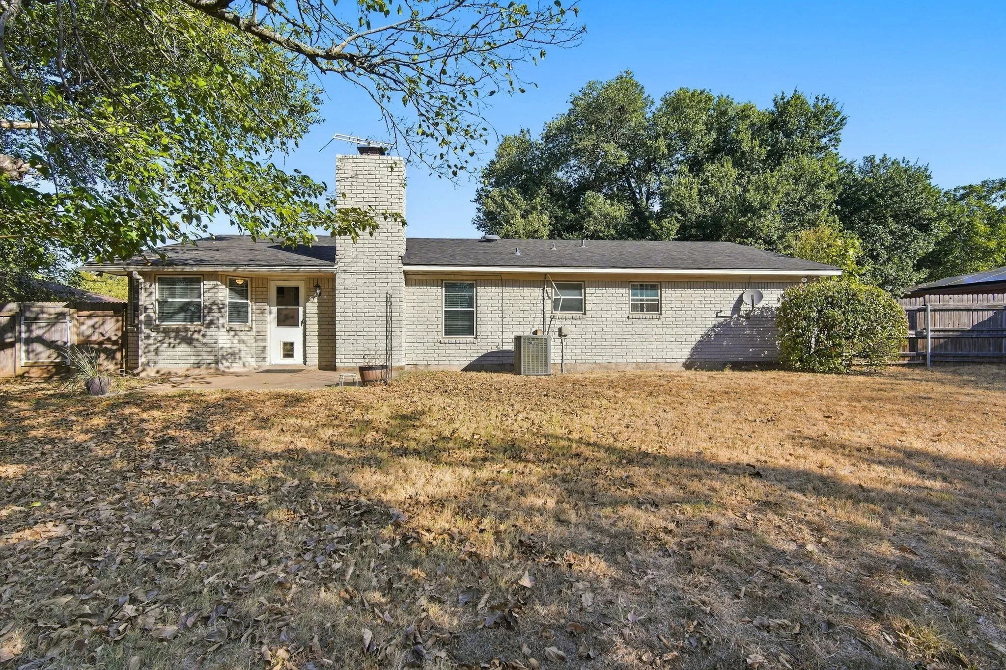 Single Family Residence For Sale in Johnson County , 1215 Cindy Lane, Cleburne, Texas 76033, 3 Bedroom, 2 Bathroom, 2 Garage spaces, 1,439 Sqft, built in 1974, mls#21361629, Real Estate Agent in Cleburne, Homes For Sale in Johnson county, Homes For Sale in Cleburne, Realtor in Cleburne Texas, Real Estate Brokerage Independent Realty Texas, Luminita Cordes Realtor