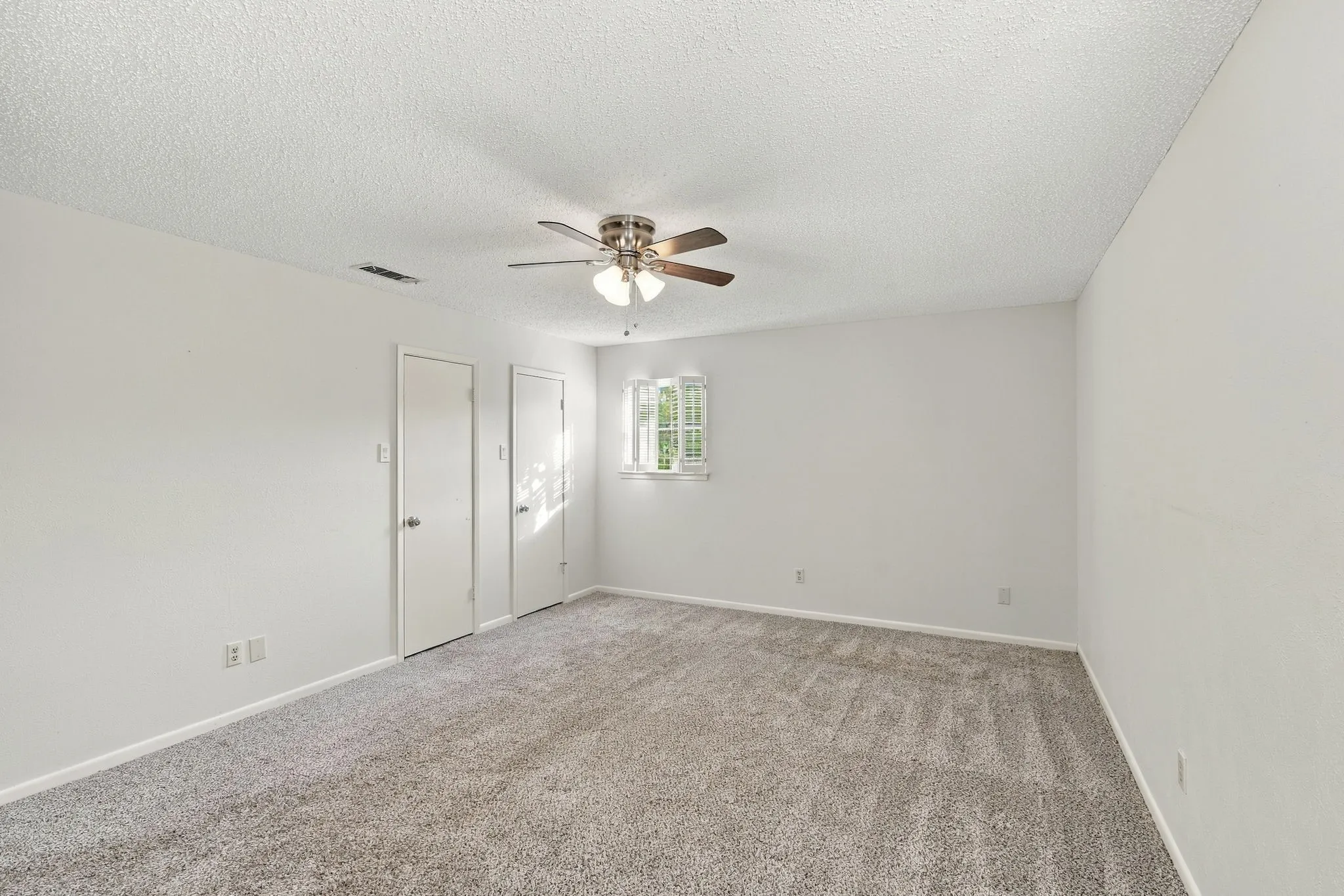 Single Family Residence For Sale in Johnson County , 1215 Cindy Lane, Cleburne, Texas 76033, 3 Bedroom, 2 Bathroom, 2 Garage spaces, 1,439 Sqft, built in 1974, mls#21361629, Real Estate Agent in Cleburne, Homes For Sale in Johnson county, Homes For Sale in Cleburne, Realtor in Cleburne Texas, Real Estate Brokerage Independent Realty Texas, Luminita Cordes Realtor