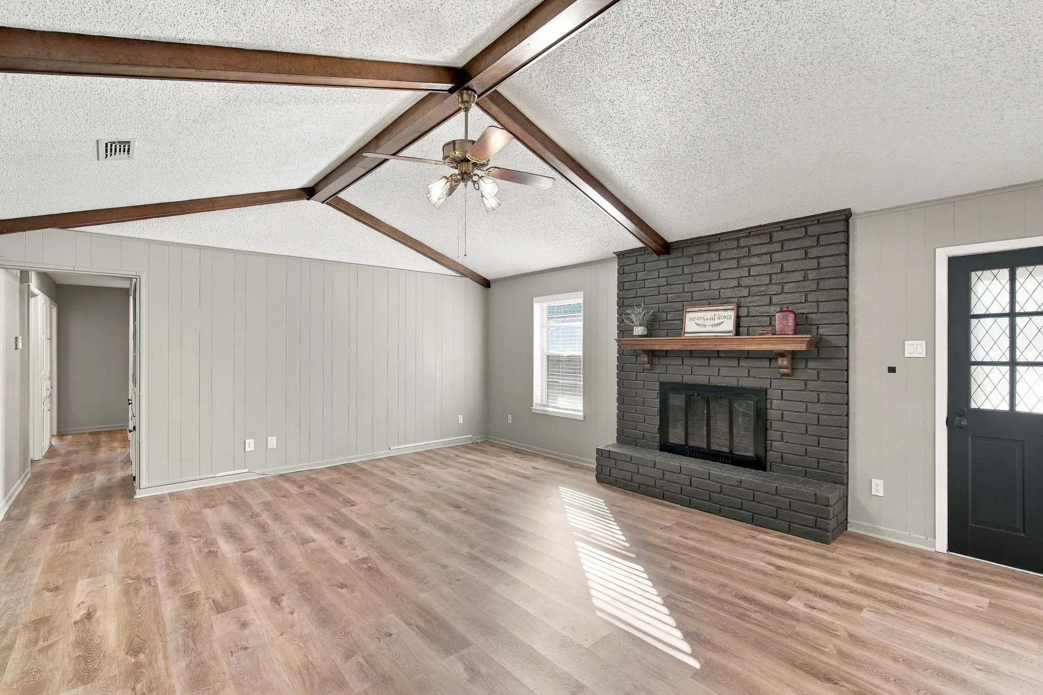 Single Family Residence For Sale in Johnson County , 1215 Cindy Lane, Cleburne, Texas 76033, 3 Bedroom, 2 Bathroom, 2 Garage spaces, 1,439 Sqft, built in 1974, mls#21361629, Real Estate Agent in Cleburne, Homes For Sale in Johnson county, Homes For Sale in Cleburne, Realtor in Cleburne Texas, Real Estate Brokerage Independent Realty Texas, Luminita Cordes Realtor