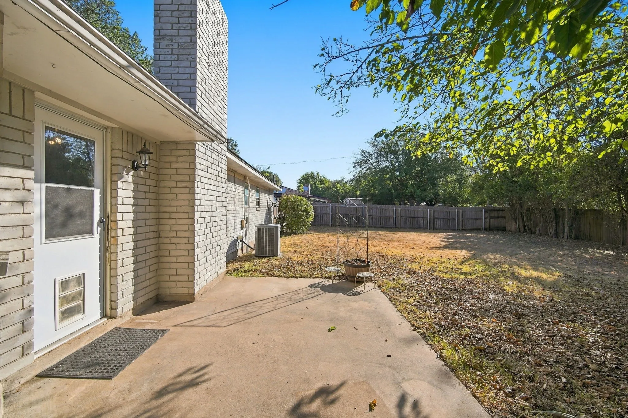 Single Family Residence For Sale in Johnson County , 1215 Cindy Lane, Cleburne, Texas 76033, 3 Bedroom, 2 Bathroom, 2 Garage spaces, 1,439 Sqft, built in 1974, mls#21361629, Real Estate Agent in Cleburne, Homes For Sale in Johnson county, Homes For Sale in Cleburne, Realtor in Cleburne Texas, Real Estate Brokerage Independent Realty Texas, Luminita Cordes Realtor
