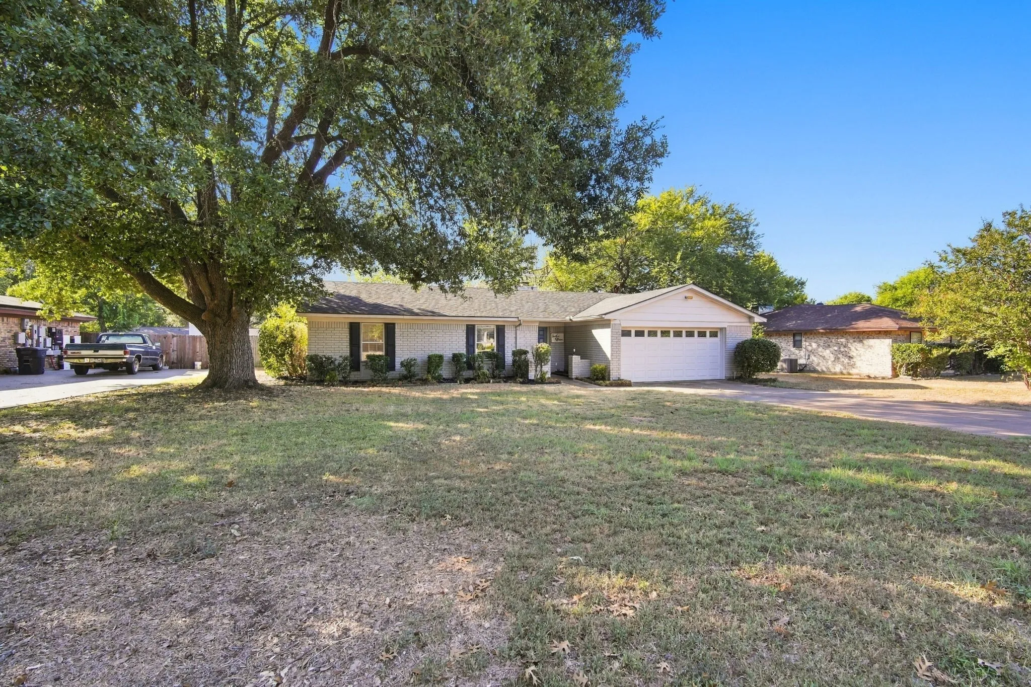 Single Family Residence For Sale in Johnson County , 1215 Cindy Lane, Cleburne, Texas 76033, 3 Bedroom, 2 Bathroom, 2 Garage spaces, 1,439 Sqft, built in 1974, mls#21361629, Real Estate Agent in Cleburne, Homes For Sale in Johnson county, Homes For Sale in Cleburne, Realtor in Cleburne Texas, Real Estate Brokerage Independent Realty Texas, Luminita Cordes Realtor