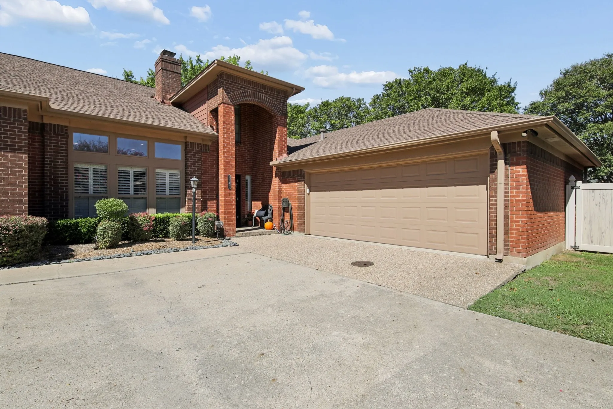 Townhouse For Sale in Tarrant County , 6615 Waterwood Circle, Benbrook, Texas 76132, 3 Bedroom, 3 Bathroom, 2 Garage spaces, 2,378 Sqft, built in 1985, mls#21378576, Real Estate Agent in Benbrook, Homes For Sale in Tarrant county, Homes For Sale in Benbrook, Realtor in Benbrook Texas, Real Estate Brokerage Independent Realty Texas, Luminita Cordes Realtor