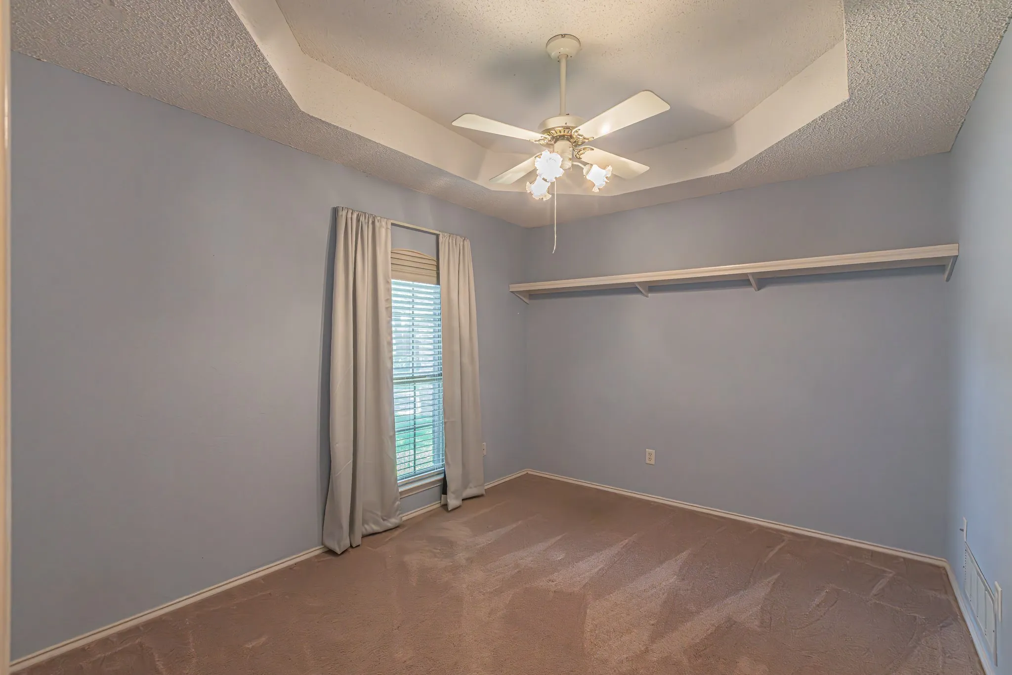 Single Family Residence For Sale in Tarrant County , 3901 Echo Hill Court, Arlington, Texas 76001, 4 Bedroom, 2 Bathroom, 2 Garage spaces, 2,026 Sqft, built in 1987, mls#21378771, Real Estate Agent in Arlington, Homes For Sale in Tarrant county, Homes For Sale in Arlington, Realtor in Arlington Texas, Real Estate Brokerage Independent Realty Texas, Luminita Cordes Realtor