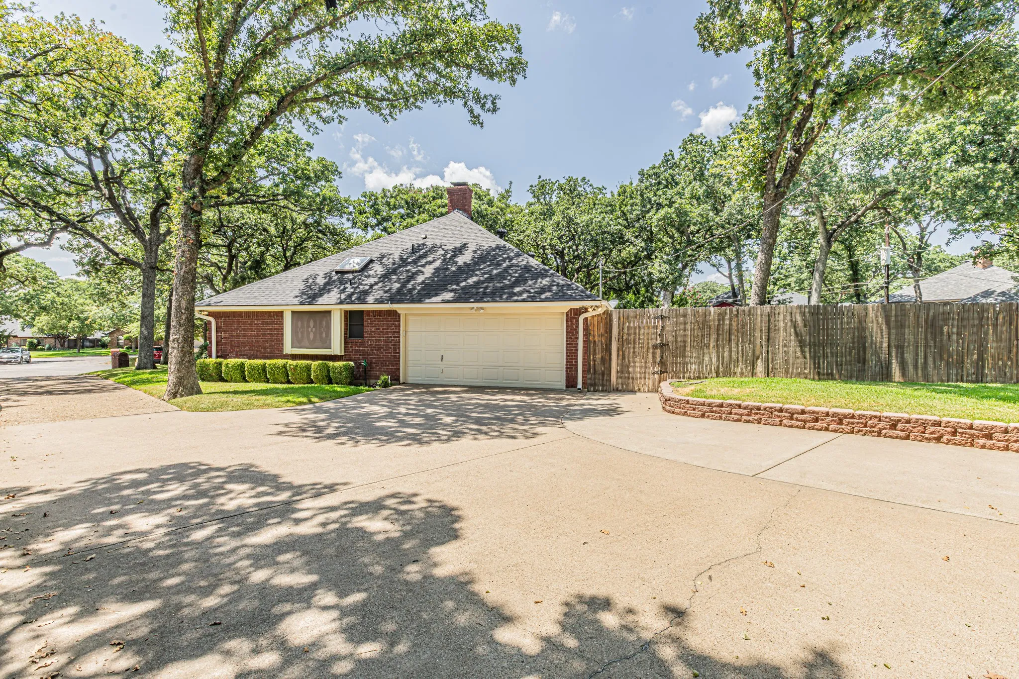Single Family Residence For Sale in Tarrant County , 3901 Echo Hill Court, Arlington, Texas 76001, 4 Bedroom, 2 Bathroom, 2 Garage spaces, 2,026 Sqft, built in 1987, mls#21378771, Real Estate Agent in Arlington, Homes For Sale in Tarrant county, Homes For Sale in Arlington, Realtor in Arlington Texas, Real Estate Brokerage Independent Realty Texas, Luminita Cordes Realtor