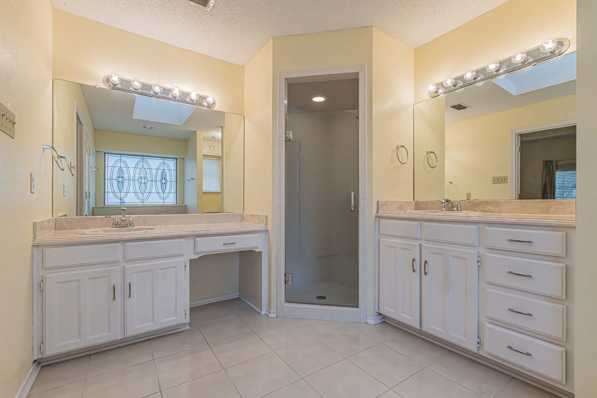 Single Family Residence For Sale in Tarrant County , 3901 Echo Hill Court, Arlington, Texas 76001, 4 Bedroom, 2 Bathroom, 2 Garage spaces, 2,026 Sqft, built in 1987, mls#21378771, Real Estate Agent in Arlington, Homes For Sale in Tarrant county, Homes For Sale in Arlington, Realtor in Arlington Texas, Real Estate Brokerage Independent Realty Texas, Luminita Cordes Realtor