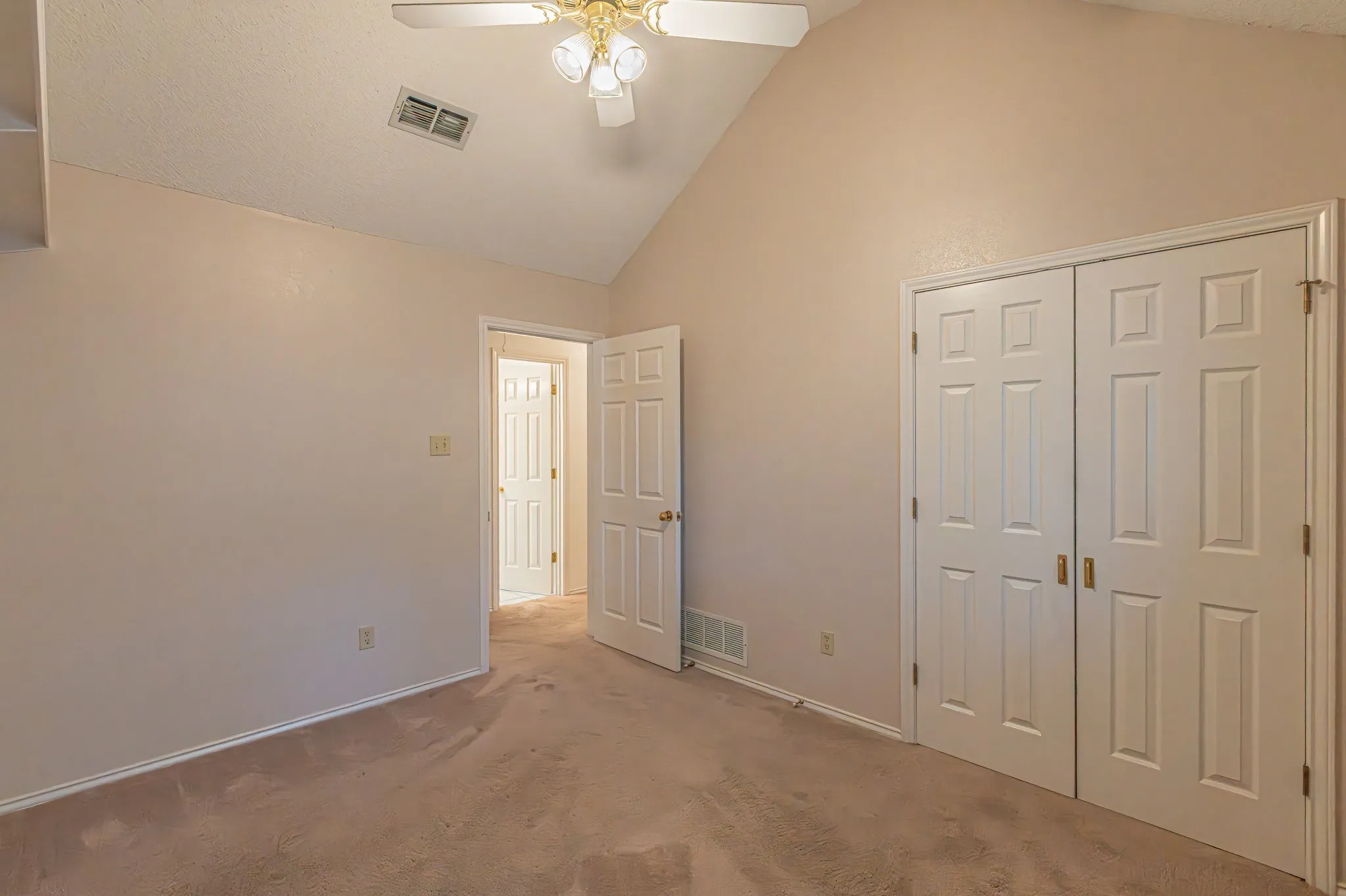 Single Family Residence For Sale in Tarrant County , 3901 Echo Hill Court, Arlington, Texas 76001, 4 Bedroom, 2 Bathroom, 2 Garage spaces, 2,026 Sqft, built in 1987, mls#21378771, Real Estate Agent in Arlington, Homes For Sale in Tarrant county, Homes For Sale in Arlington, Realtor in Arlington Texas, Real Estate Brokerage Independent Realty Texas, Luminita Cordes Realtor