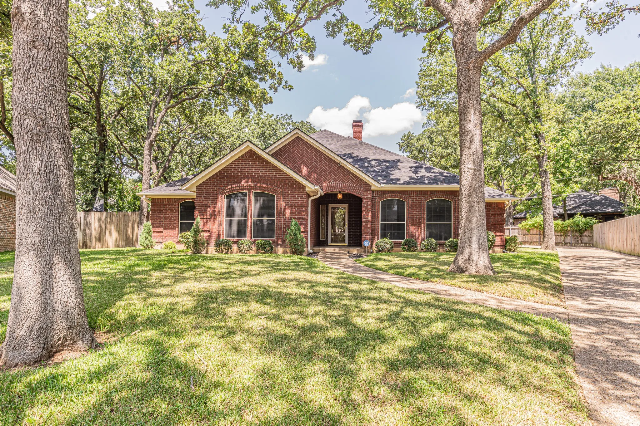 Single Family Residence For Sale in Tarrant County , 3901 Echo Hill Court, Arlington, Texas 76001, 4 Bedroom, 2 Bathroom, 2 Garage spaces, 2,026 Sqft, built in 1987, mls#21378771, Real Estate Agent in Arlington, Homes For Sale in Tarrant county, Homes For Sale in Arlington, Realtor in Arlington Texas, Real Estate Brokerage Independent Realty Texas, Luminita Cordes Realtor