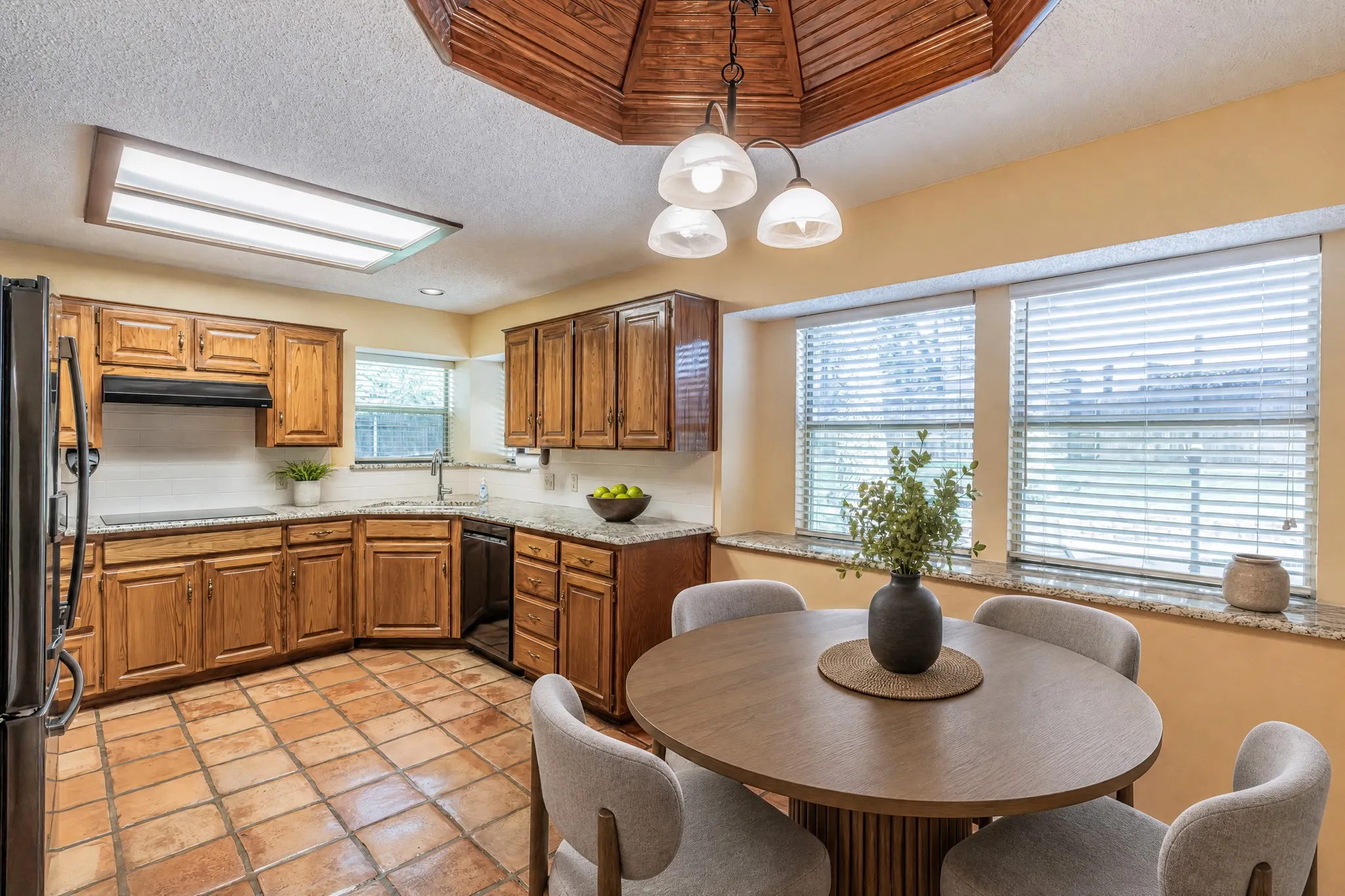 Single Family Residence For Sale in Tarrant County , 3901 Echo Hill Court, Arlington, Texas 76001, 4 Bedroom, 2 Bathroom, 2 Garage spaces, 2,026 Sqft, built in 1987, mls#21378771, Real Estate Agent in Arlington, Homes For Sale in Tarrant county, Homes For Sale in Arlington, Realtor in Arlington Texas, Real Estate Brokerage Independent Realty Texas, Luminita Cordes Realtor