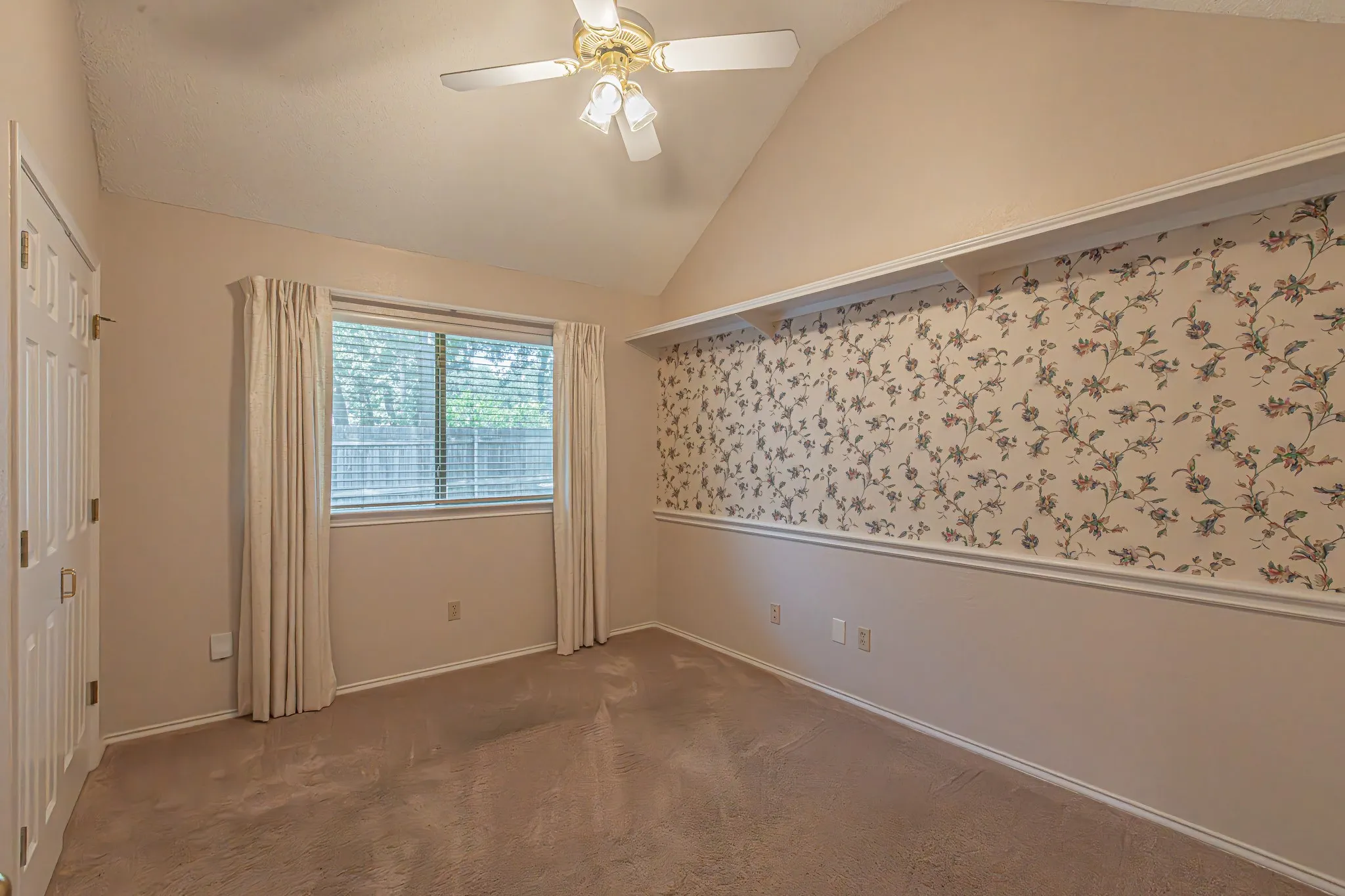 Single Family Residence For Sale in Tarrant County , 3901 Echo Hill Court, Arlington, Texas 76001, 4 Bedroom, 2 Bathroom, 2 Garage spaces, 2,026 Sqft, built in 1987, mls#21378771, Real Estate Agent in Arlington, Homes For Sale in Tarrant county, Homes For Sale in Arlington, Realtor in Arlington Texas, Real Estate Brokerage Independent Realty Texas, Luminita Cordes Realtor