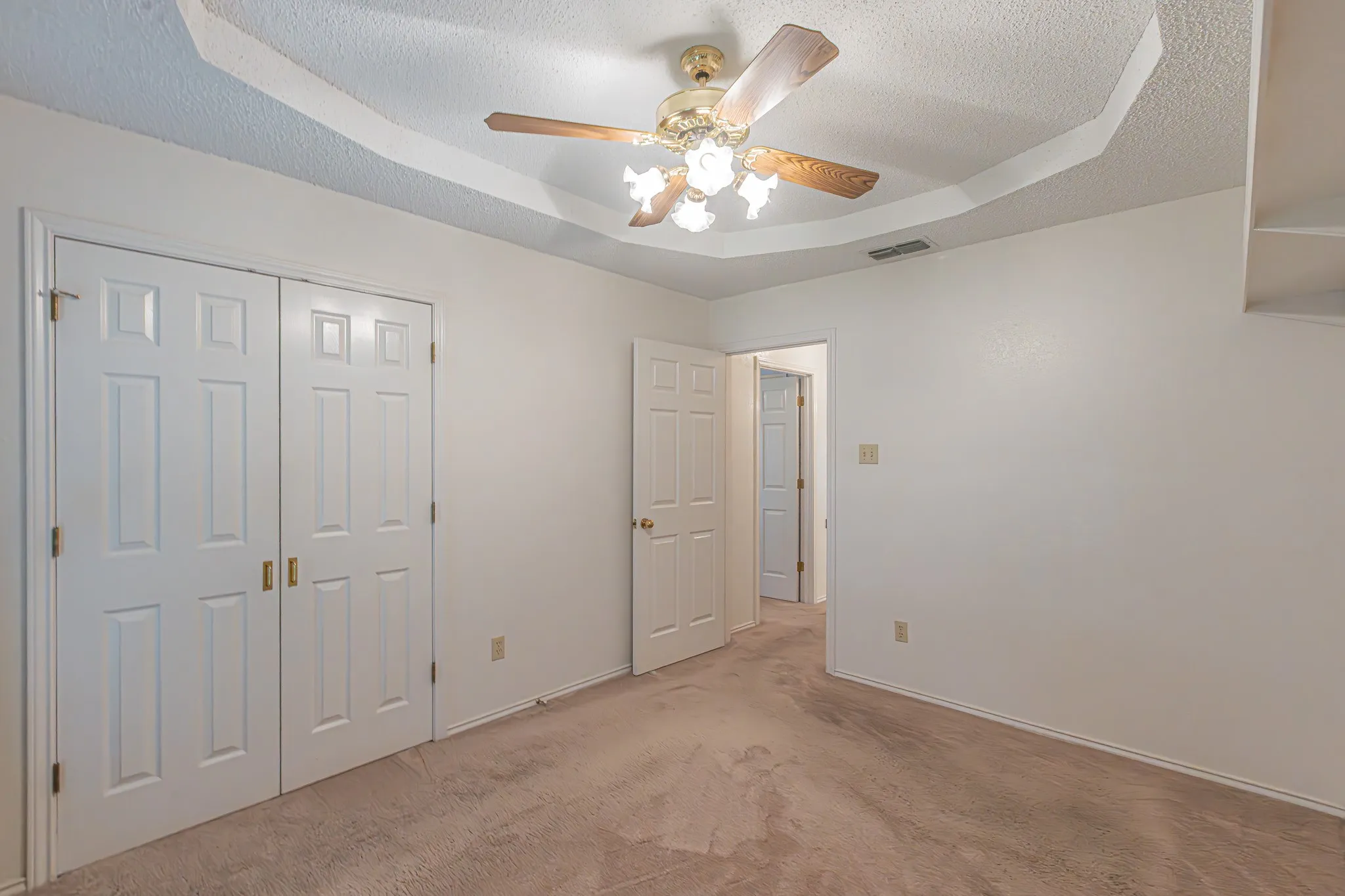 Single Family Residence For Sale in Tarrant County , 3901 Echo Hill Court, Arlington, Texas 76001, 4 Bedroom, 2 Bathroom, 2 Garage spaces, 2,026 Sqft, built in 1987, mls#21378771, Real Estate Agent in Arlington, Homes For Sale in Tarrant county, Homes For Sale in Arlington, Realtor in Arlington Texas, Real Estate Brokerage Independent Realty Texas, Luminita Cordes Realtor