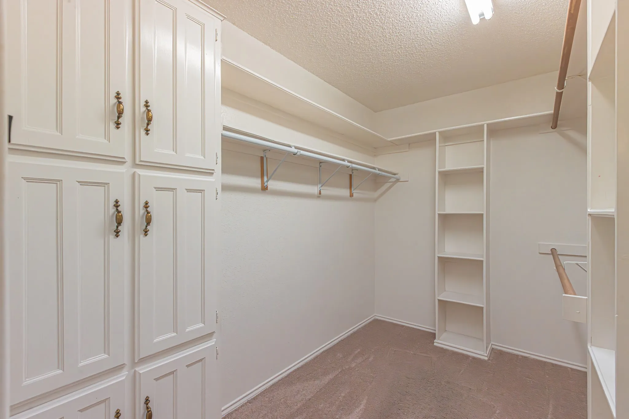 Single Family Residence For Sale in Tarrant County , 3901 Echo Hill Court, Arlington, Texas 76001, 4 Bedroom, 2 Bathroom, 2 Garage spaces, 2,026 Sqft, built in 1987, mls#21378771, Real Estate Agent in Arlington, Homes For Sale in Tarrant county, Homes For Sale in Arlington, Realtor in Arlington Texas, Real Estate Brokerage Independent Realty Texas, Luminita Cordes Realtor