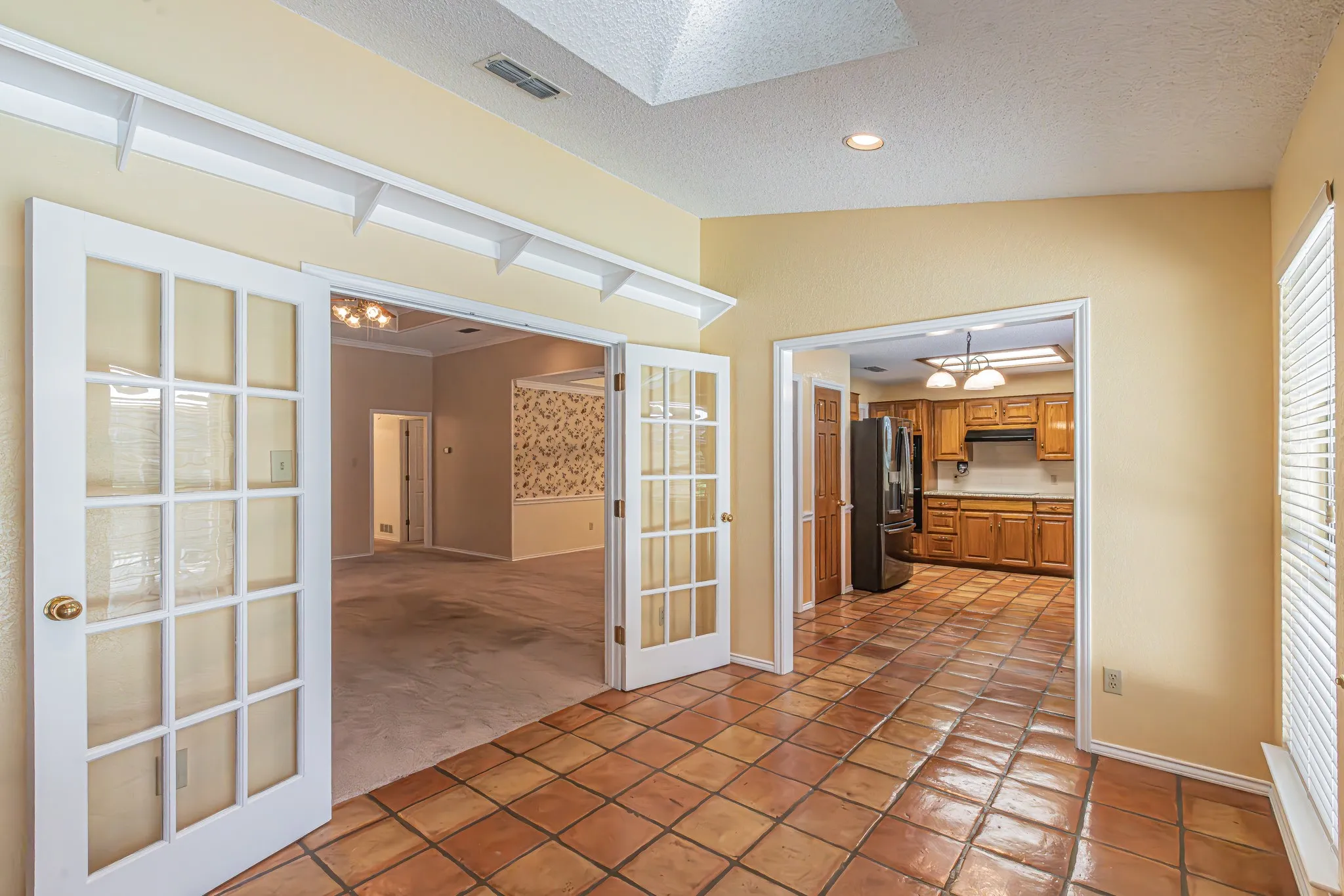 Single Family Residence For Sale in Tarrant County , 3901 Echo Hill Court, Arlington, Texas 76001, 4 Bedroom, 2 Bathroom, 2 Garage spaces, 2,026 Sqft, built in 1987, mls#21378771, Real Estate Agent in Arlington, Homes For Sale in Tarrant county, Homes For Sale in Arlington, Realtor in Arlington Texas, Real Estate Brokerage Independent Realty Texas, Luminita Cordes Realtor