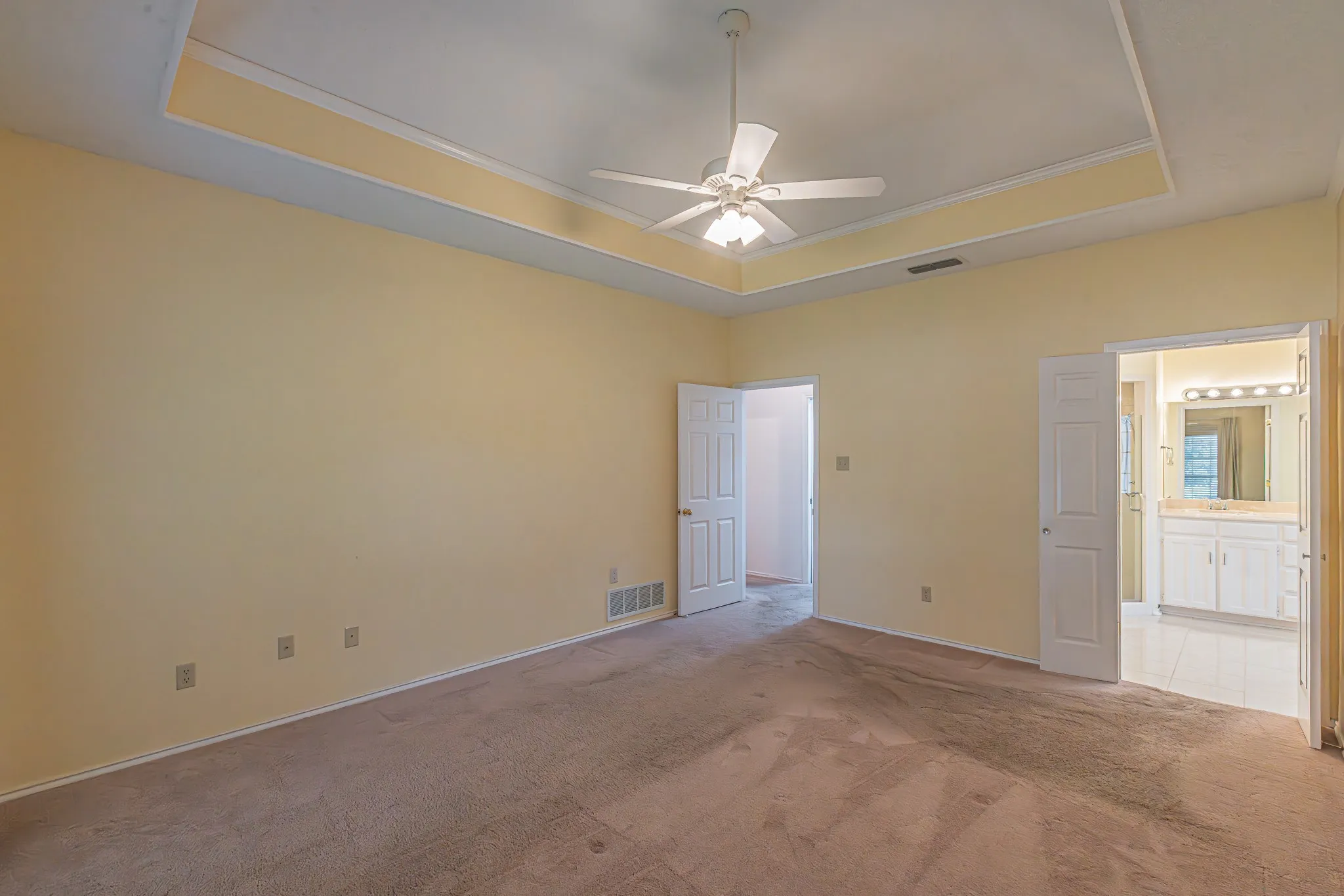 Single Family Residence For Sale in Tarrant County , 3901 Echo Hill Court, Arlington, Texas 76001, 4 Bedroom, 2 Bathroom, 2 Garage spaces, 2,026 Sqft, built in 1987, mls#21378771, Real Estate Agent in Arlington, Homes For Sale in Tarrant county, Homes For Sale in Arlington, Realtor in Arlington Texas, Real Estate Brokerage Independent Realty Texas, Luminita Cordes Realtor