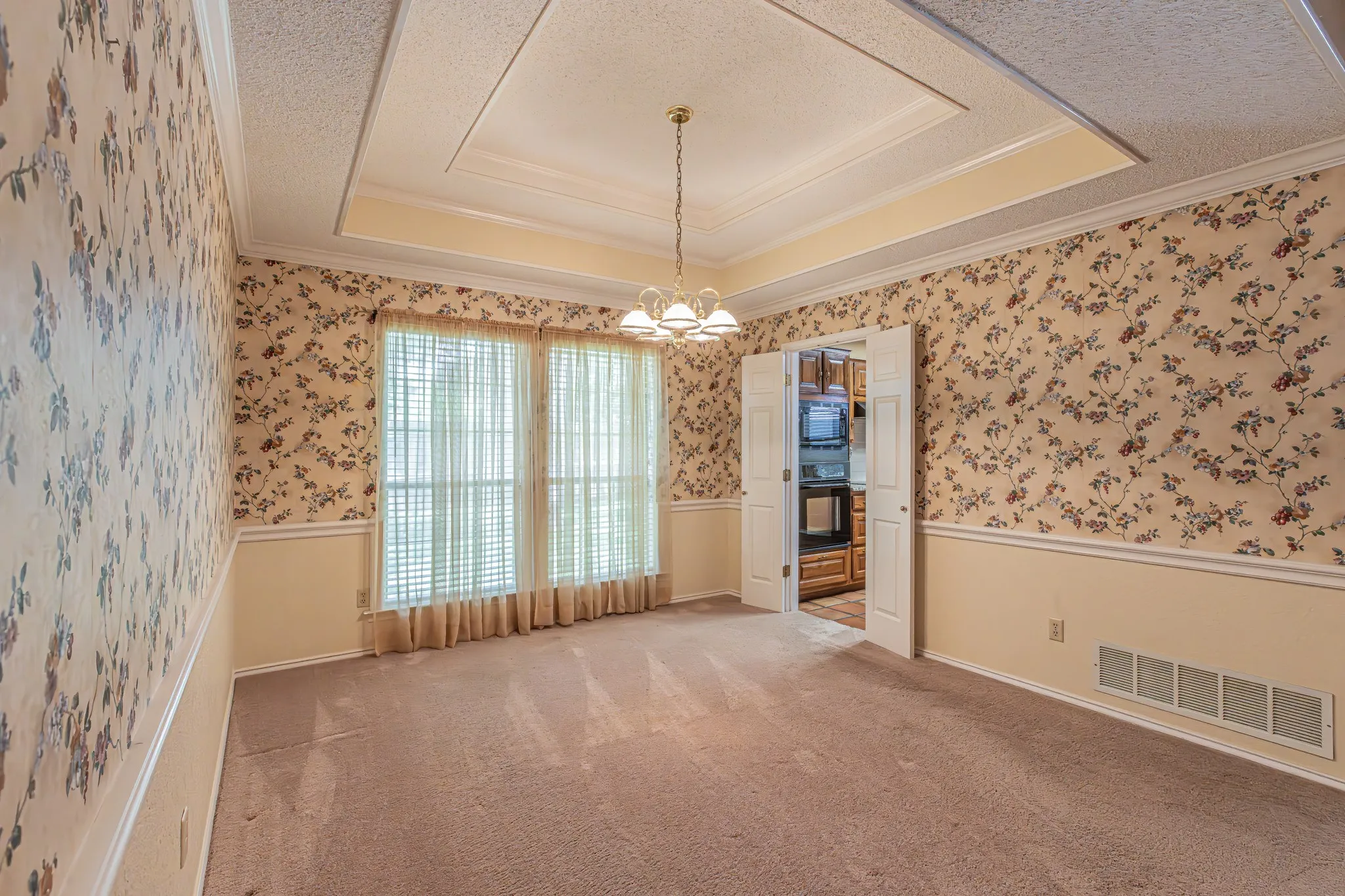 Single Family Residence For Sale in Tarrant County , 3901 Echo Hill Court, Arlington, Texas 76001, 4 Bedroom, 2 Bathroom, 2 Garage spaces, 2,026 Sqft, built in 1987, mls#21378771, Real Estate Agent in Arlington, Homes For Sale in Tarrant county, Homes For Sale in Arlington, Realtor in Arlington Texas, Real Estate Brokerage Independent Realty Texas, Luminita Cordes Realtor