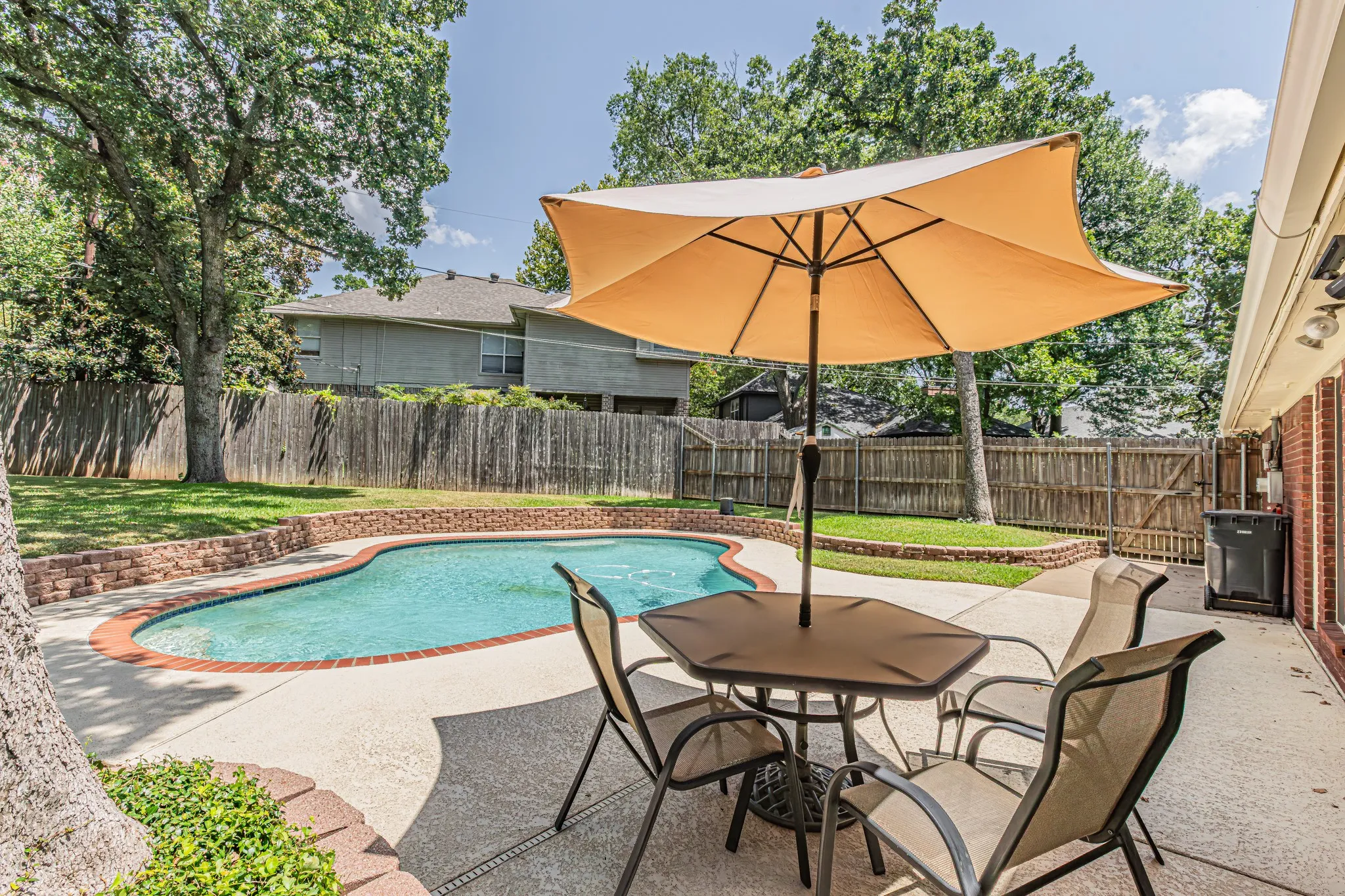 Single Family Residence For Sale in Tarrant County , 3901 Echo Hill Court, Arlington, Texas 76001, 4 Bedroom, 2 Bathroom, 2 Garage spaces, 2,026 Sqft, built in 1987, mls#21378771, Real Estate Agent in Arlington, Homes For Sale in Tarrant county, Homes For Sale in Arlington, Realtor in Arlington Texas, Real Estate Brokerage Independent Realty Texas, Luminita Cordes Realtor