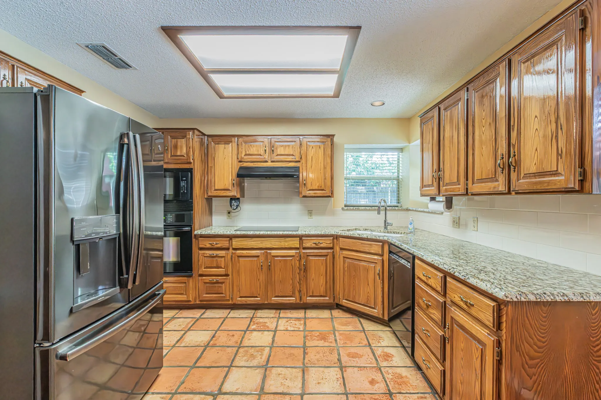 Single Family Residence For Sale in Tarrant County , 3901 Echo Hill Court, Arlington, Texas 76001, 4 Bedroom, 2 Bathroom, 2 Garage spaces, 2,026 Sqft, built in 1987, mls#21378771, Real Estate Agent in Arlington, Homes For Sale in Tarrant county, Homes For Sale in Arlington, Realtor in Arlington Texas, Real Estate Brokerage Independent Realty Texas, Luminita Cordes Realtor
