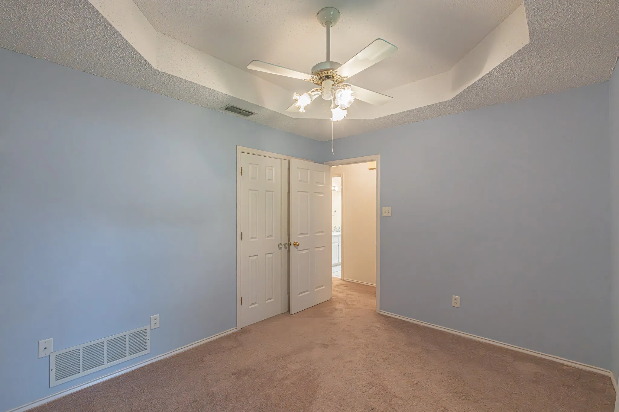 Single Family Residence For Sale in Tarrant County , 3901 Echo Hill Court, Arlington, Texas 76001, 4 Bedroom, 2 Bathroom, 2 Garage spaces, 2,026 Sqft, built in 1987, mls#21378771, Real Estate Agent in Arlington, Homes For Sale in Tarrant county, Homes For Sale in Arlington, Realtor in Arlington Texas, Real Estate Brokerage Independent Realty Texas, Luminita Cordes Realtor