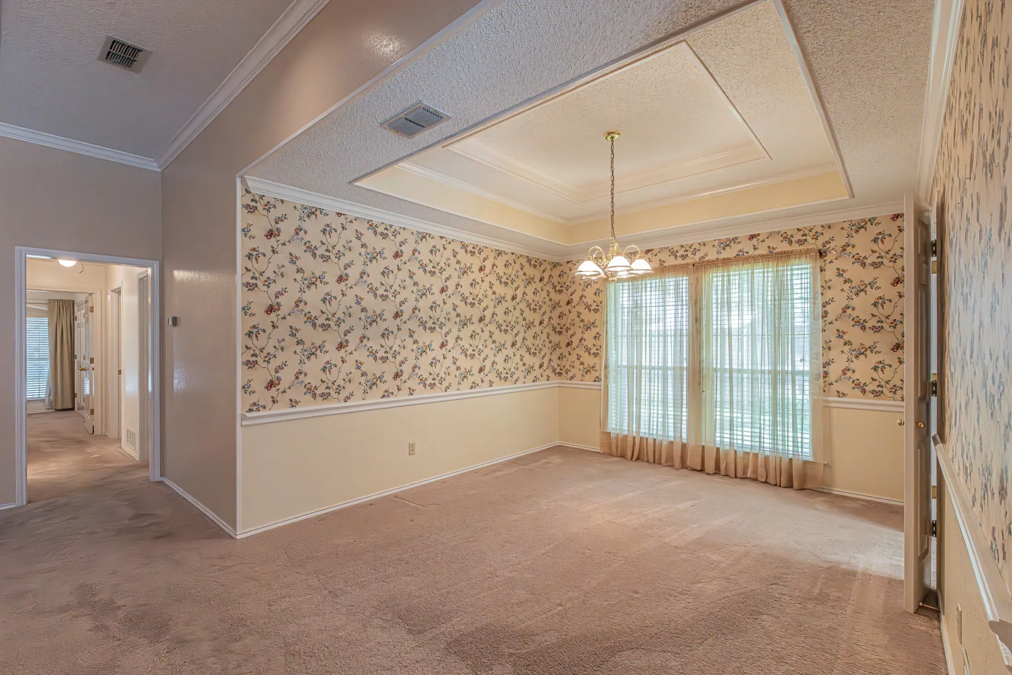 Single Family Residence For Sale in Tarrant County , 3901 Echo Hill Court, Arlington, Texas 76001, 4 Bedroom, 2 Bathroom, 2 Garage spaces, 2,026 Sqft, built in 1987, mls#21378771, Real Estate Agent in Arlington, Homes For Sale in Tarrant county, Homes For Sale in Arlington, Realtor in Arlington Texas, Real Estate Brokerage Independent Realty Texas, Luminita Cordes Realtor