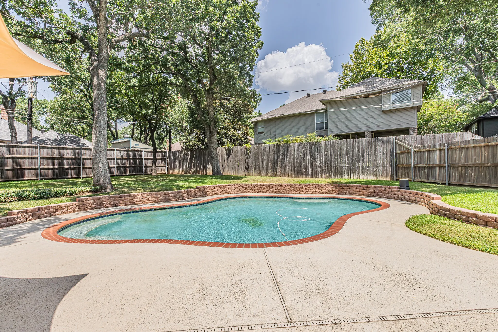 Single Family Residence For Sale in Tarrant County , 3901 Echo Hill Court, Arlington, Texas 76001, 4 Bedroom, 2 Bathroom, 2 Garage spaces, 2,026 Sqft, built in 1987, mls#21378771, Real Estate Agent in Arlington, Homes For Sale in Tarrant county, Homes For Sale in Arlington, Realtor in Arlington Texas, Real Estate Brokerage Independent Realty Texas, Luminita Cordes Realtor