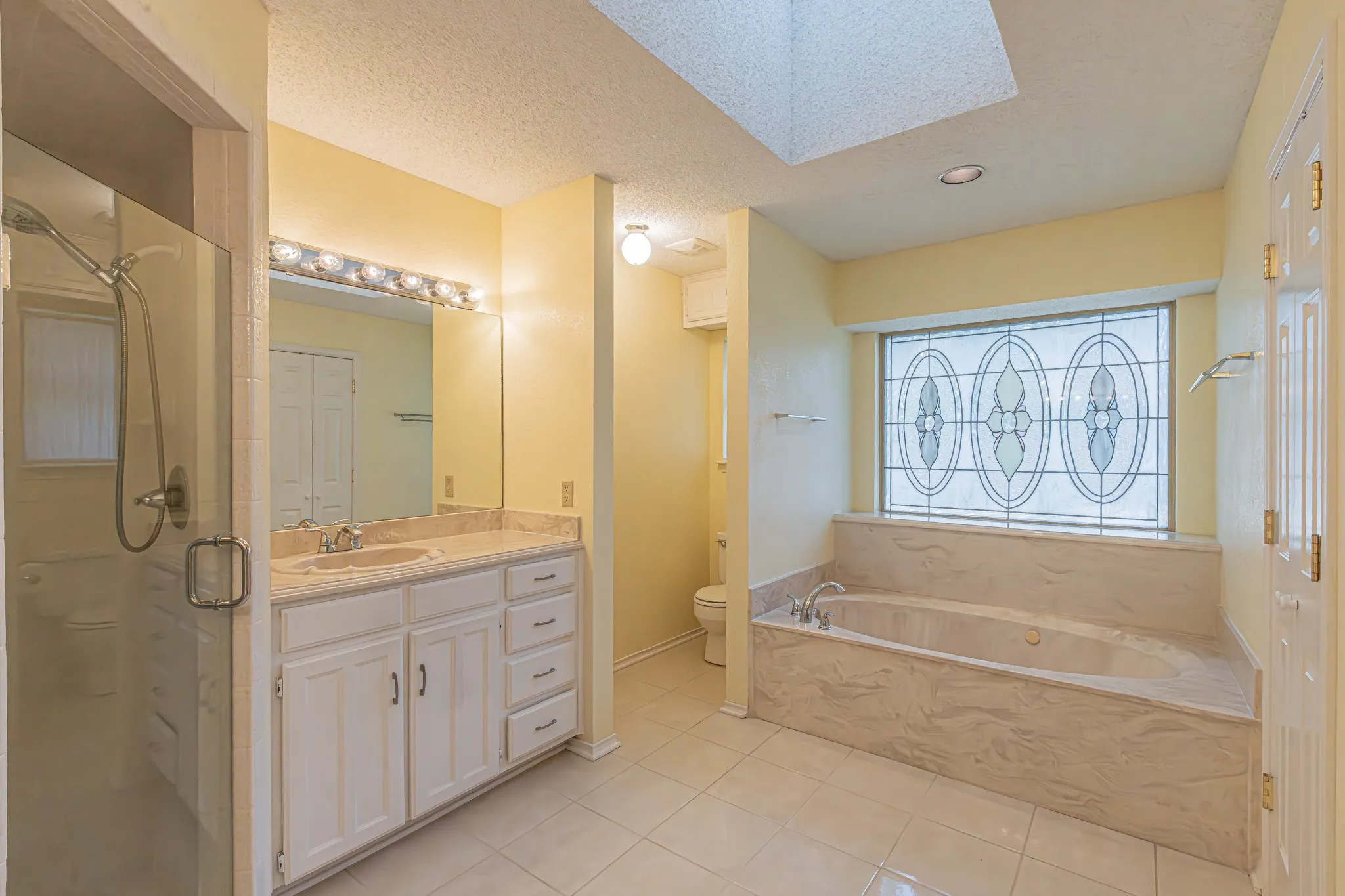 Single Family Residence For Sale in Tarrant County , 3901 Echo Hill Court, Arlington, Texas 76001, 4 Bedroom, 2 Bathroom, 2 Garage spaces, 2,026 Sqft, built in 1987, mls#21378771, Real Estate Agent in Arlington, Homes For Sale in Tarrant county, Homes For Sale in Arlington, Realtor in Arlington Texas, Real Estate Brokerage Independent Realty Texas, Luminita Cordes Realtor