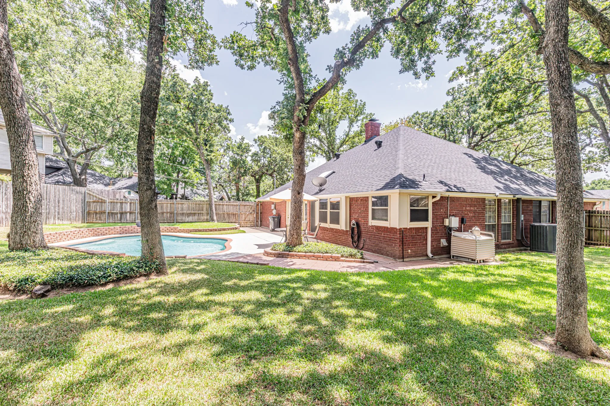 Single Family Residence For Sale in Tarrant County , 3901 Echo Hill Court, Arlington, Texas 76001, 4 Bedroom, 2 Bathroom, 2 Garage spaces, 2,026 Sqft, built in 1987, mls#21378771, Real Estate Agent in Arlington, Homes For Sale in Tarrant county, Homes For Sale in Arlington, Realtor in Arlington Texas, Real Estate Brokerage Independent Realty Texas, Luminita Cordes Realtor