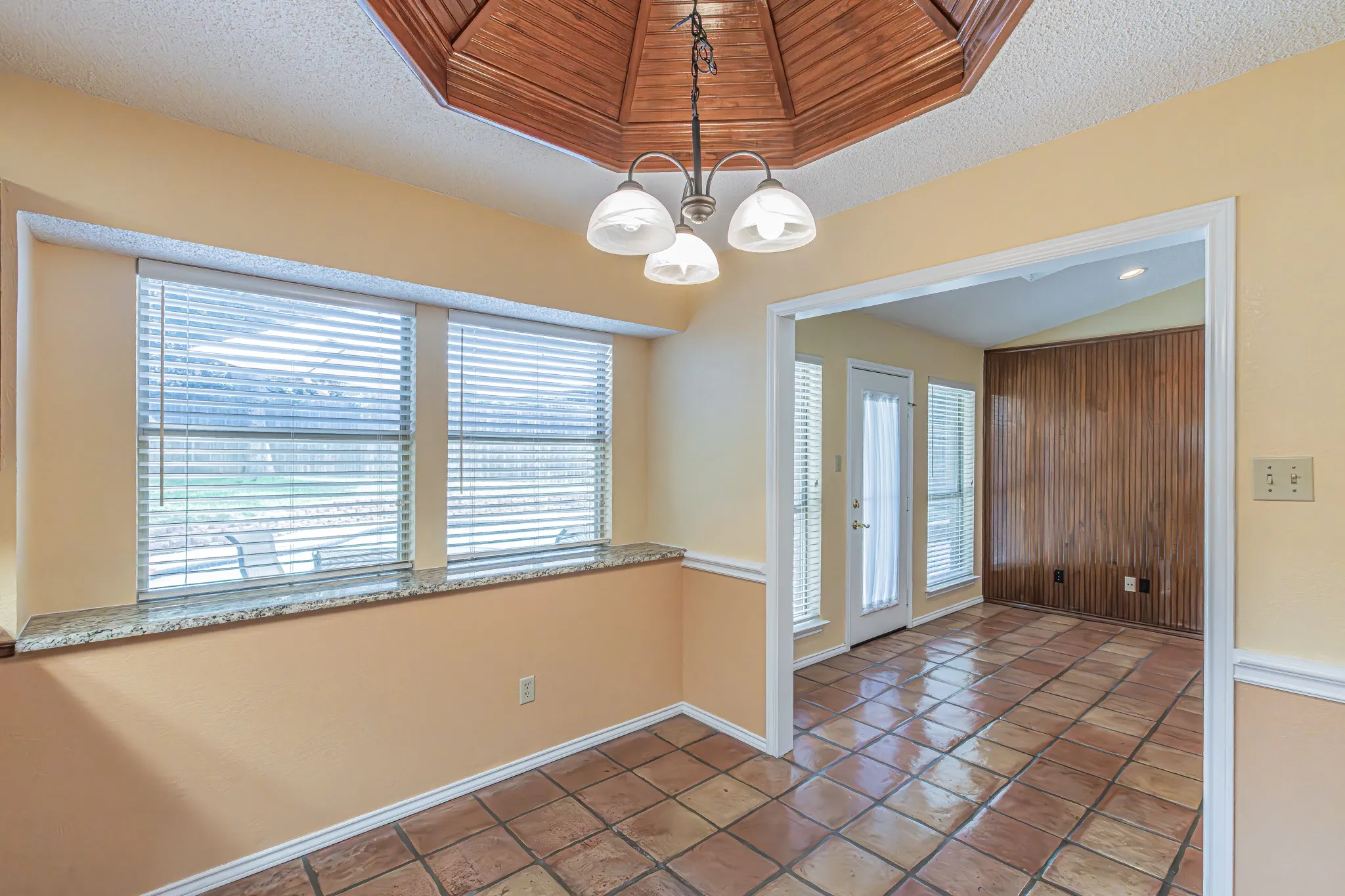 Single Family Residence For Sale in Tarrant County , 3901 Echo Hill Court, Arlington, Texas 76001, 4 Bedroom, 2 Bathroom, 2 Garage spaces, 2,026 Sqft, built in 1987, mls#21378771, Real Estate Agent in Arlington, Homes For Sale in Tarrant county, Homes For Sale in Arlington, Realtor in Arlington Texas, Real Estate Brokerage Independent Realty Texas, Luminita Cordes Realtor
