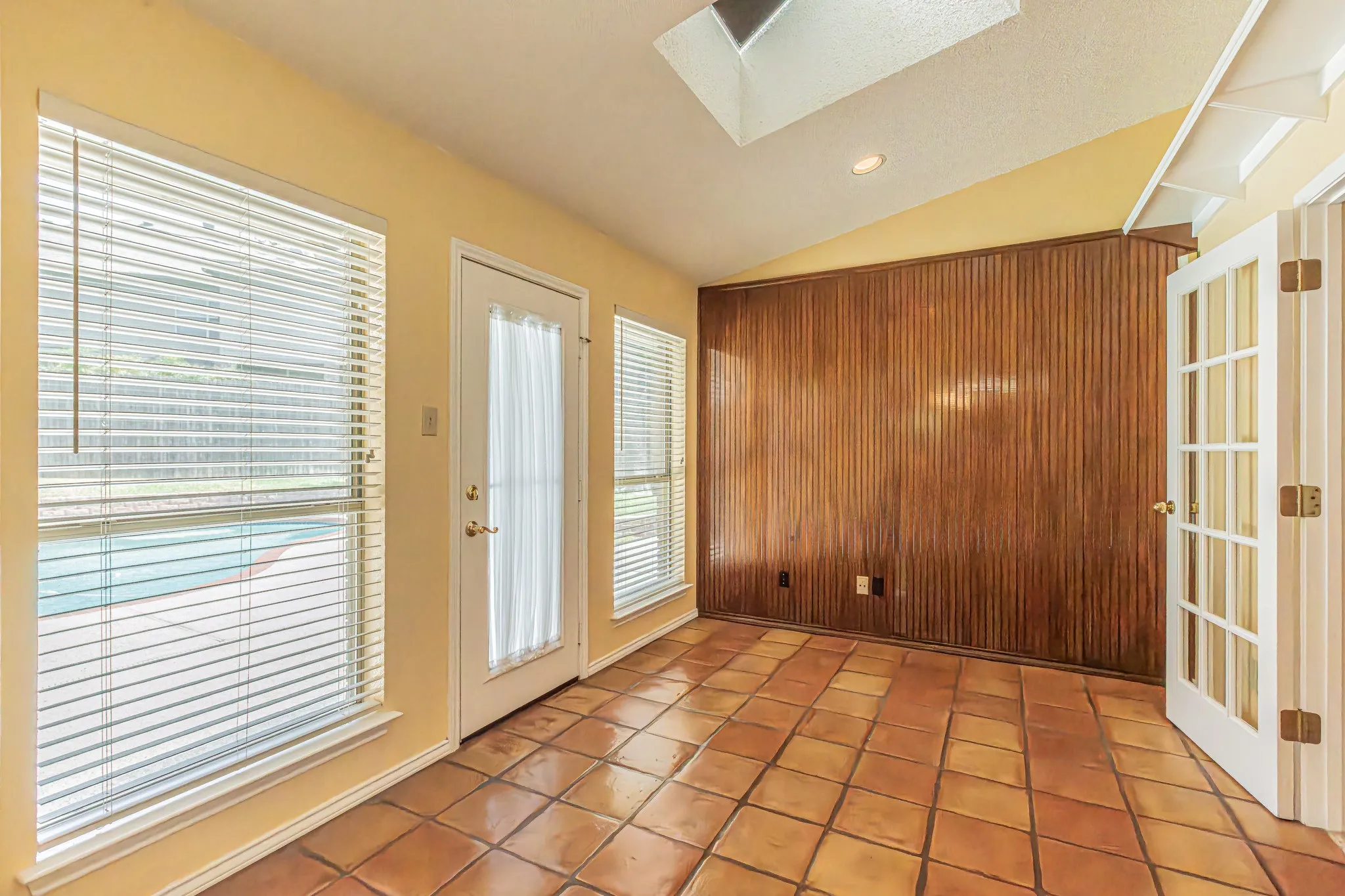 Single Family Residence For Sale in Tarrant County , 3901 Echo Hill Court, Arlington, Texas 76001, 4 Bedroom, 2 Bathroom, 2 Garage spaces, 2,026 Sqft, built in 1987, mls#21378771, Real Estate Agent in Arlington, Homes For Sale in Tarrant county, Homes For Sale in Arlington, Realtor in Arlington Texas, Real Estate Brokerage Independent Realty Texas, Luminita Cordes Realtor