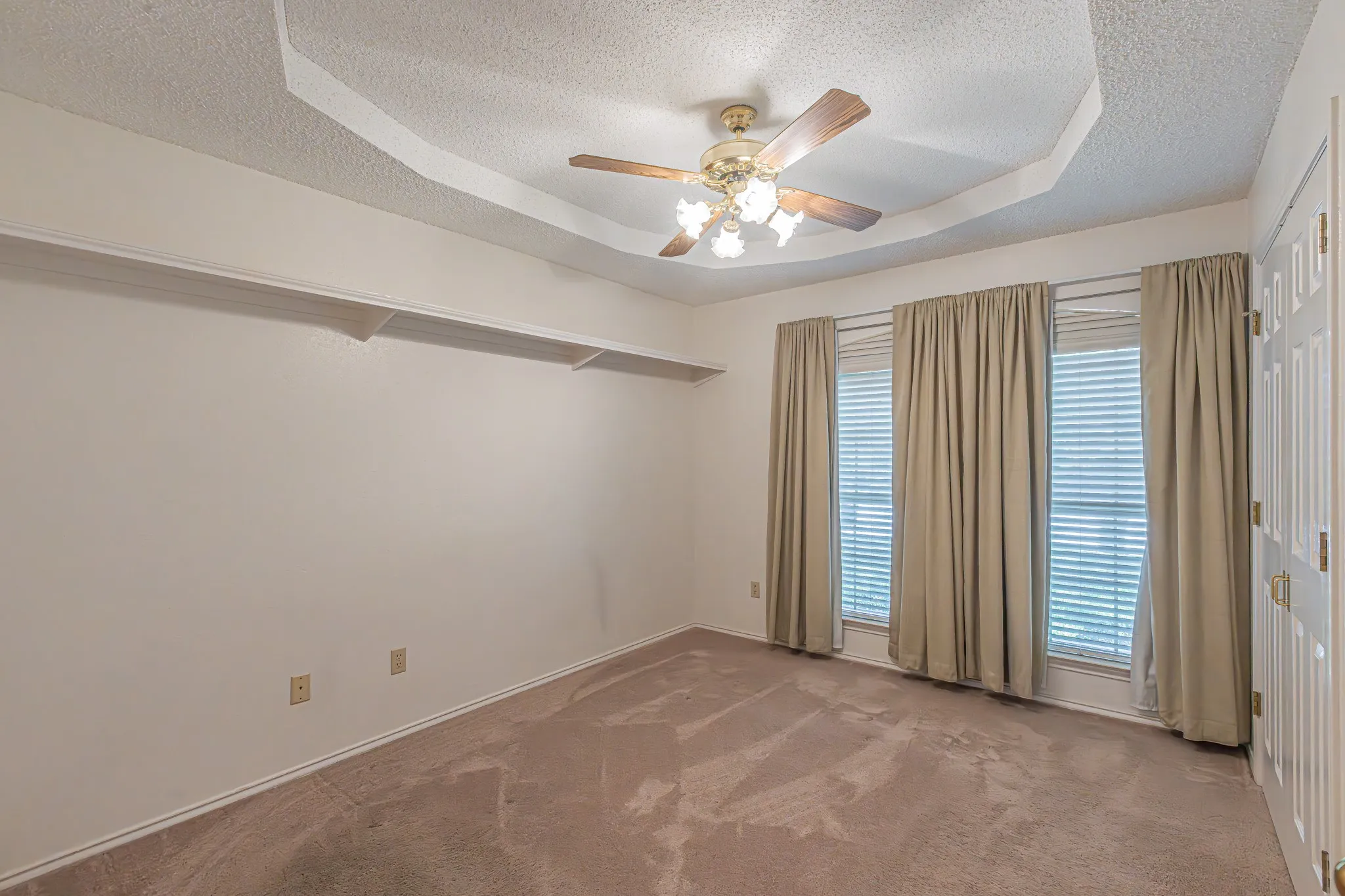 Single Family Residence For Sale in Tarrant County , 3901 Echo Hill Court, Arlington, Texas 76001, 4 Bedroom, 2 Bathroom, 2 Garage spaces, 2,026 Sqft, built in 1987, mls#21378771, Real Estate Agent in Arlington, Homes For Sale in Tarrant county, Homes For Sale in Arlington, Realtor in Arlington Texas, Real Estate Brokerage Independent Realty Texas, Luminita Cordes Realtor