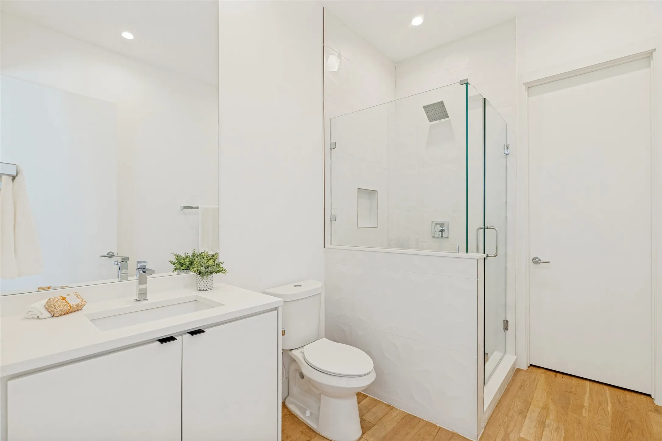 Single Family Residence For Sale in Dallas County , 5817 Richmond Avenue, Dallas, Texas 75206, 4 Bedroom, 5 Bathroom, 2 Garage spaces, 3,466 Sqft, built in 2021, mls#21373135, Real Estate Agent in Dallas, Homes For Sale in Dallas county, Homes For Sale in Dallas, Realtor in Dallas Texas, Real Estate Brokerage Independent Realty Texas, Luminita Cordes Realtor