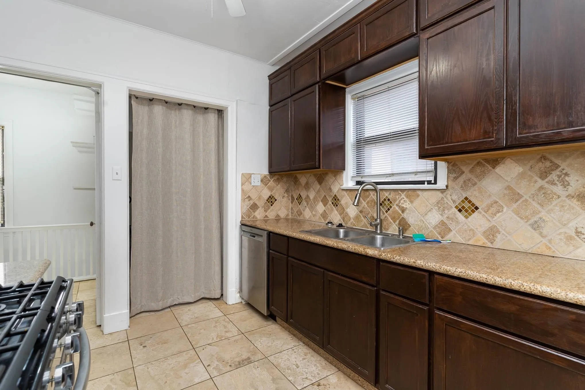 Duplex For Rent in Dallas County , 4008 Herschel Avenue, Dallas, Texas 75219, 2 Bedroom, 2 Bathroom, Garage spaces, 1,479 Sqft, built in 1949, mls#21378769, Real Estate Agent in Dallas, Homes For Rent in Dallas county, Homes For Rent in Dallas, Realtor in Dallas Texas, Real Estate Brokerage Independent Realty Texas, Luminita Cordes Realtor