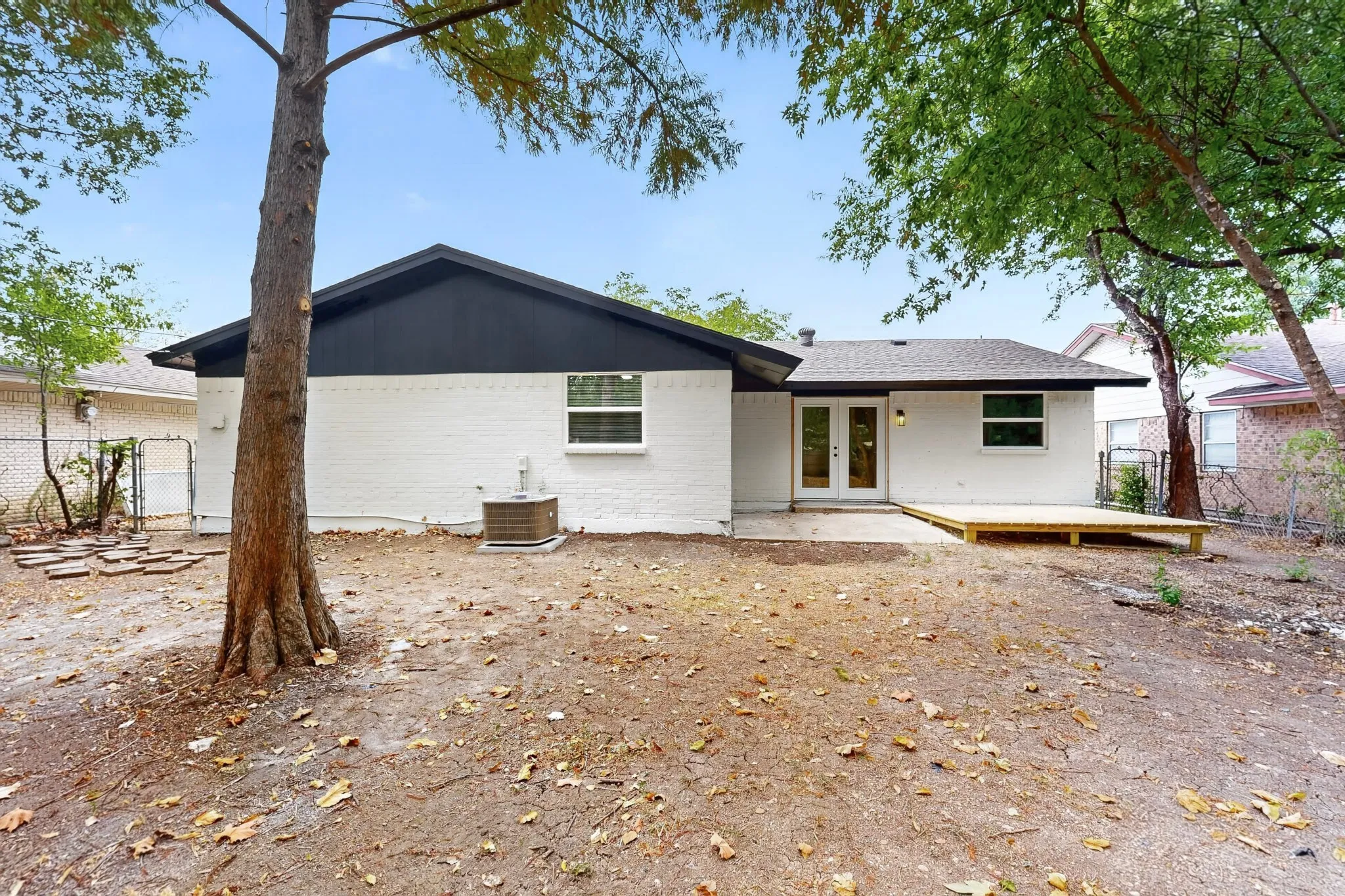 Single Family Residence For Sale in Dallas County , 926 SE 3rd Street, Grand Prairie, Texas 75051, 3 Bedroom, 2 Bathroom, 2 Garage spaces, 1,299 Sqft, built in 1971, mls#21378622, Real Estate Agent in Grand Prairie, Homes For Sale in Dallas county, Homes For Sale in Grand Prairie, Realtor in Grand Prairie Texas, Real Estate Brokerage Independent Realty Texas, Luminita Cordes Realtor