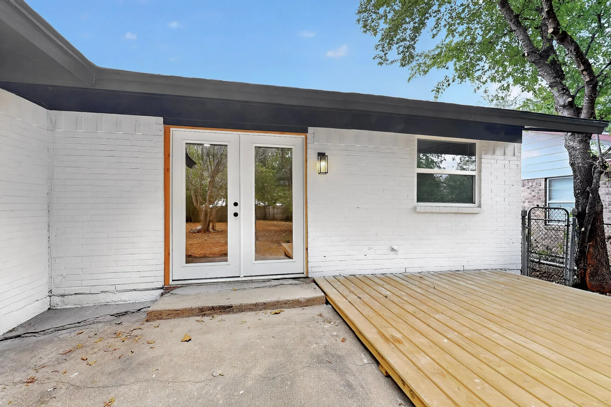 Single Family Residence For Sale in Dallas County , 926 SE 3rd Street, Grand Prairie, Texas 75051, 3 Bedroom, 2 Bathroom, 2 Garage spaces, 1,299 Sqft, built in 1971, mls#21378622, Real Estate Agent in Grand Prairie, Homes For Sale in Dallas county, Homes For Sale in Grand Prairie, Realtor in Grand Prairie Texas, Real Estate Brokerage Independent Realty Texas, Luminita Cordes Realtor