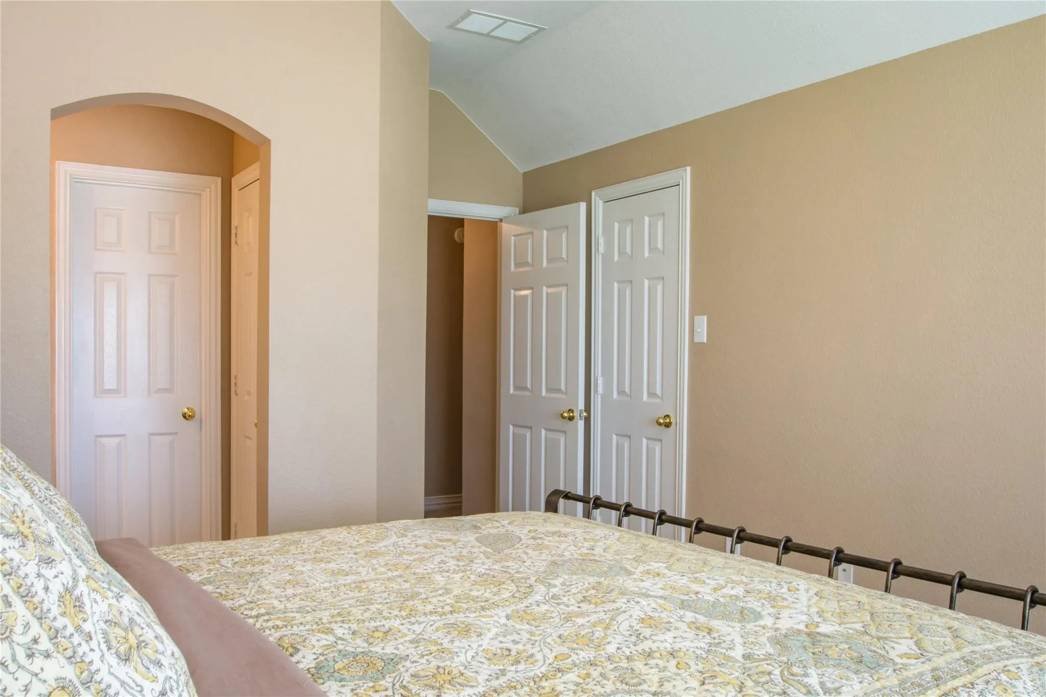 Single Family Residence For Rent in Denton County , 4504 Narrowbrook Drive, Flower Mound, Texas 75028, 4 Bedroom, 4 Bathroom, 2 Garage spaces, 3,417 Sqft, built in 2004, mls#21377793, Real Estate Agent in Flower Mound, Homes For Rent in Denton county, Homes For Rent in Flower Mound, Realtor in Flower Mound Texas, Real Estate Brokerage Independent Realty Texas, Luminita Cordes Realtor