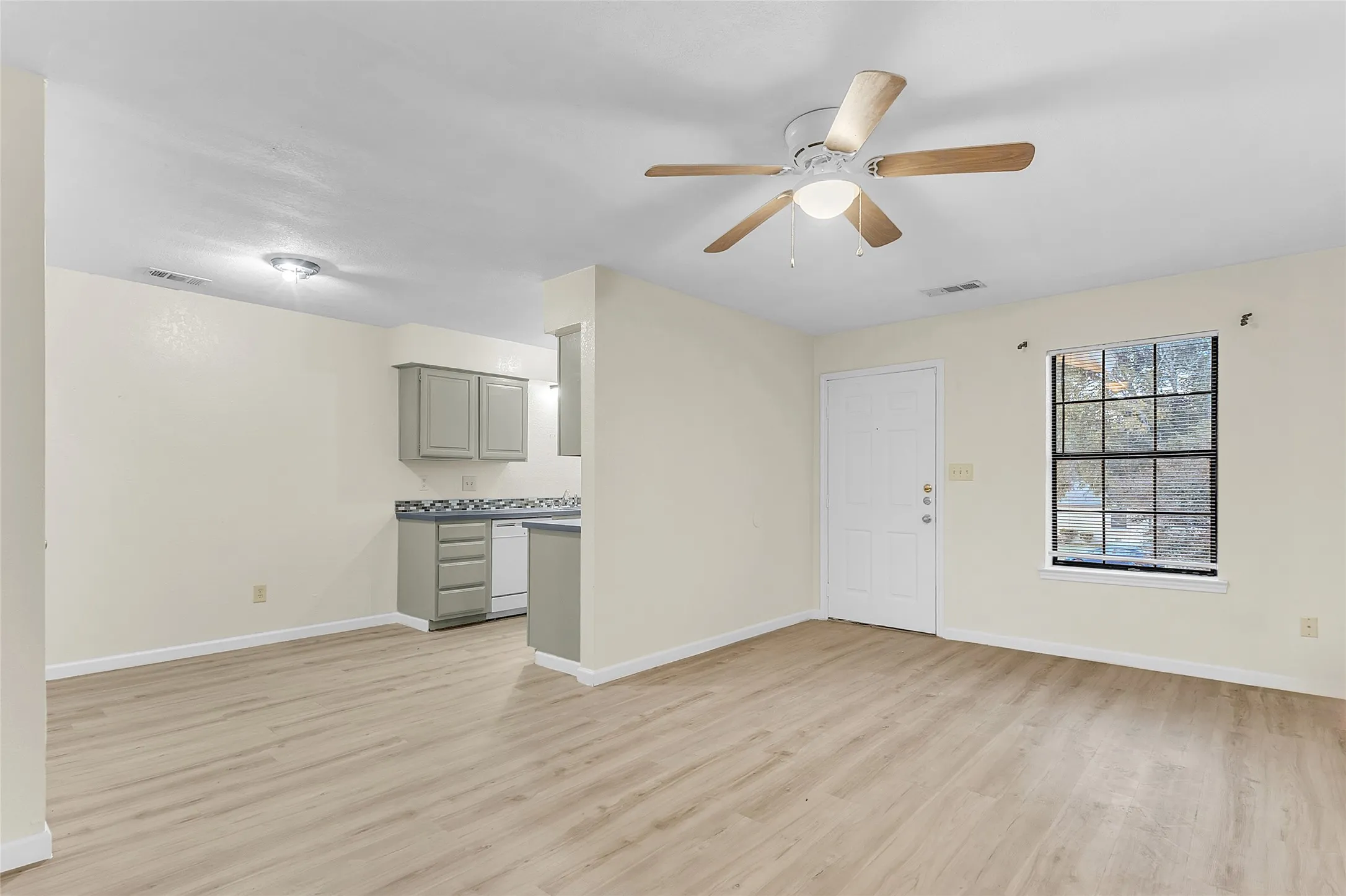 Apartment For Rent in Kaufman County , 209 W Trinity Street C, Forney, Texas 75126, 1 Bedroom, 1 Bathroom, Garage spaces, 833 Sqft, built in 1985, mls#21378792, Real Estate Agent in Forney, Homes For Rent in Kaufman county, Homes For Rent in Forney, Realtor in Forney Texas, Real Estate Brokerage Independent Realty Texas, Luminita Cordes Realtor