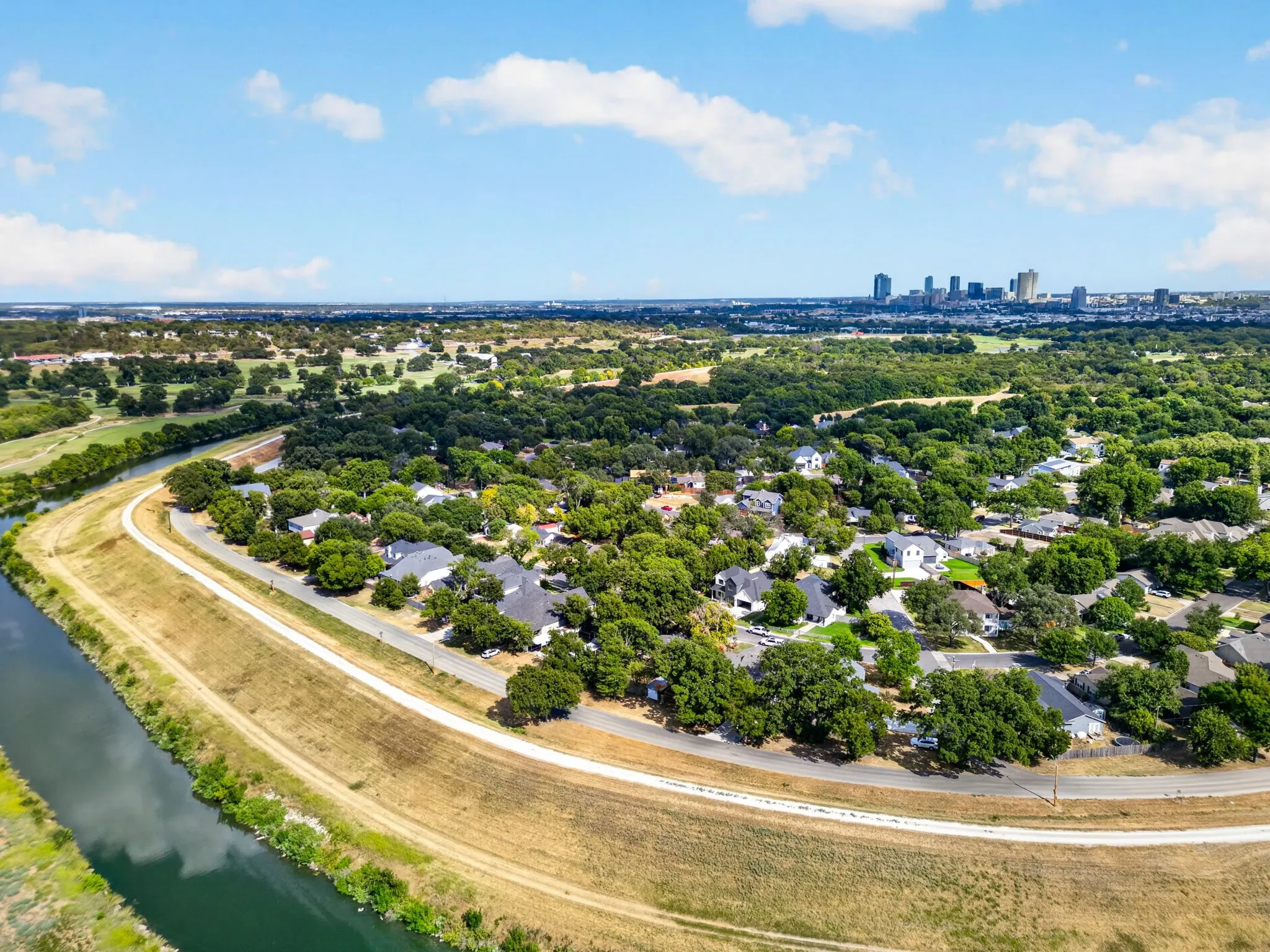Single Family Residence For Sale in Tarrant County , 3837 Englewood Lane, Fort Worth, Texas 76107, 4 Bedroom, 3 Bathroom, 2 Garage spaces, 2,995 Sqft, built in 2021, mls#21376509, Real Estate Agent in Fort Worth, Homes For Sale in Tarrant county, Homes For Sale in Fort Worth, Realtor in Fort Worth Texas, Real Estate Brokerage Independent Realty Texas, Luminita Cordes Realtor