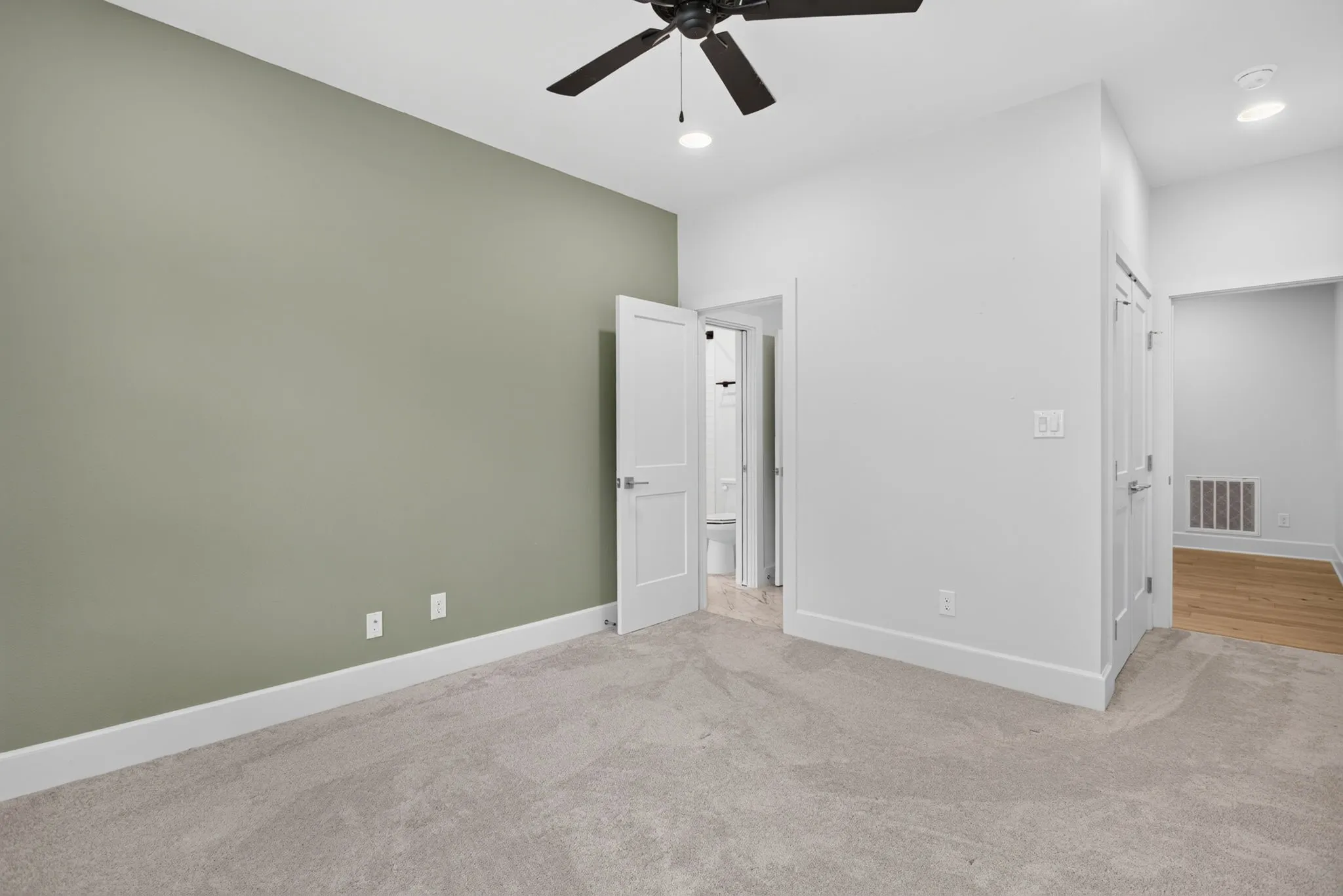 Single Family Residence For Sale in Tarrant County , 3837 Englewood Lane, Fort Worth, Texas 76107, 4 Bedroom, 3 Bathroom, 2 Garage spaces, 2,995 Sqft, built in 2021, mls#21376509, Real Estate Agent in Fort Worth, Homes For Sale in Tarrant county, Homes For Sale in Fort Worth, Realtor in Fort Worth Texas, Real Estate Brokerage Independent Realty Texas, Luminita Cordes Realtor