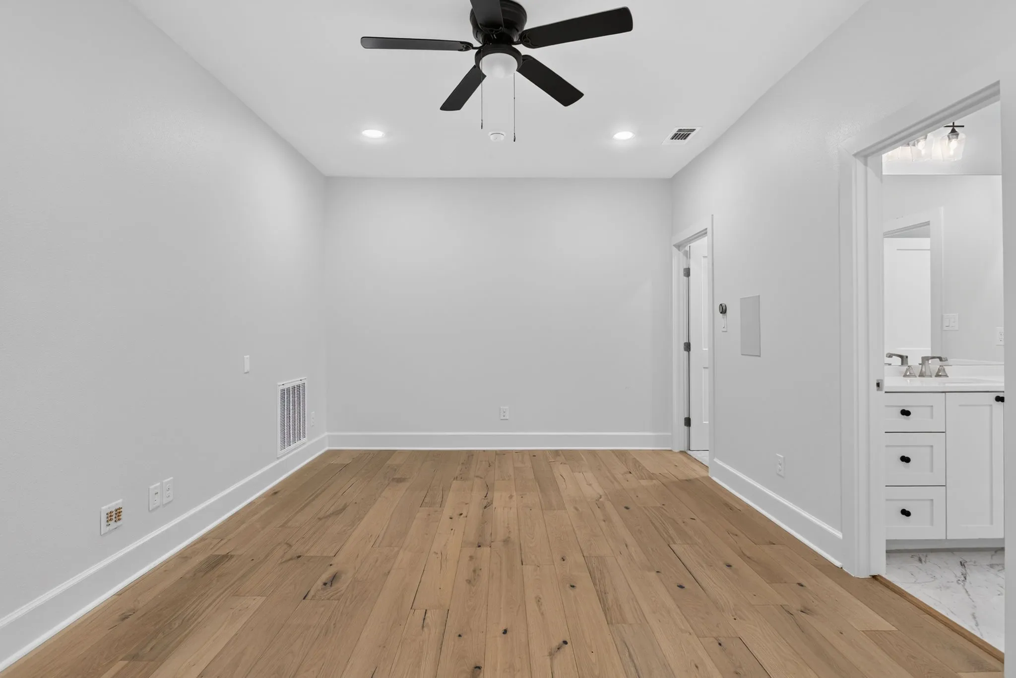 Single Family Residence For Sale in Tarrant County , 3837 Englewood Lane, Fort Worth, Texas 76107, 4 Bedroom, 3 Bathroom, 2 Garage spaces, 2,995 Sqft, built in 2021, mls#21376509, Real Estate Agent in Fort Worth, Homes For Sale in Tarrant county, Homes For Sale in Fort Worth, Realtor in Fort Worth Texas, Real Estate Brokerage Independent Realty Texas, Luminita Cordes Realtor