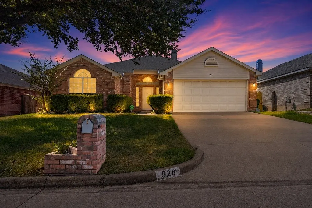 Single Family Residence For Sale in Tarrant County , 926 Wintercrest Court, Arlington, Texas 76017, 3 Bedroom, 2 Bathroom, 2 Garage spaces, 1,770 Sqft, built in 1992, mls#21378669, Real Estate Agent in Arlington, Homes For Sale in Tarrant county, Homes For Sale in Arlington, Realtor in Arlington Texas, Real Estate Brokerage Independent Realty Texas, Luminita Cordes Realtor