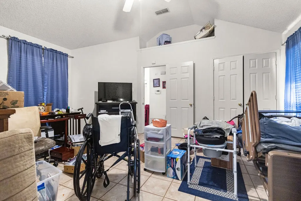 Single Family Residence For Sale in Tarrant County , 926 Wintercrest Court, Arlington, Texas 76017, 3 Bedroom, 2 Bathroom, 2 Garage spaces, 1,770 Sqft, built in 1992, mls#21378669, Real Estate Agent in Arlington, Homes For Sale in Tarrant county, Homes For Sale in Arlington, Realtor in Arlington Texas, Real Estate Brokerage Independent Realty Texas, Luminita Cordes Realtor