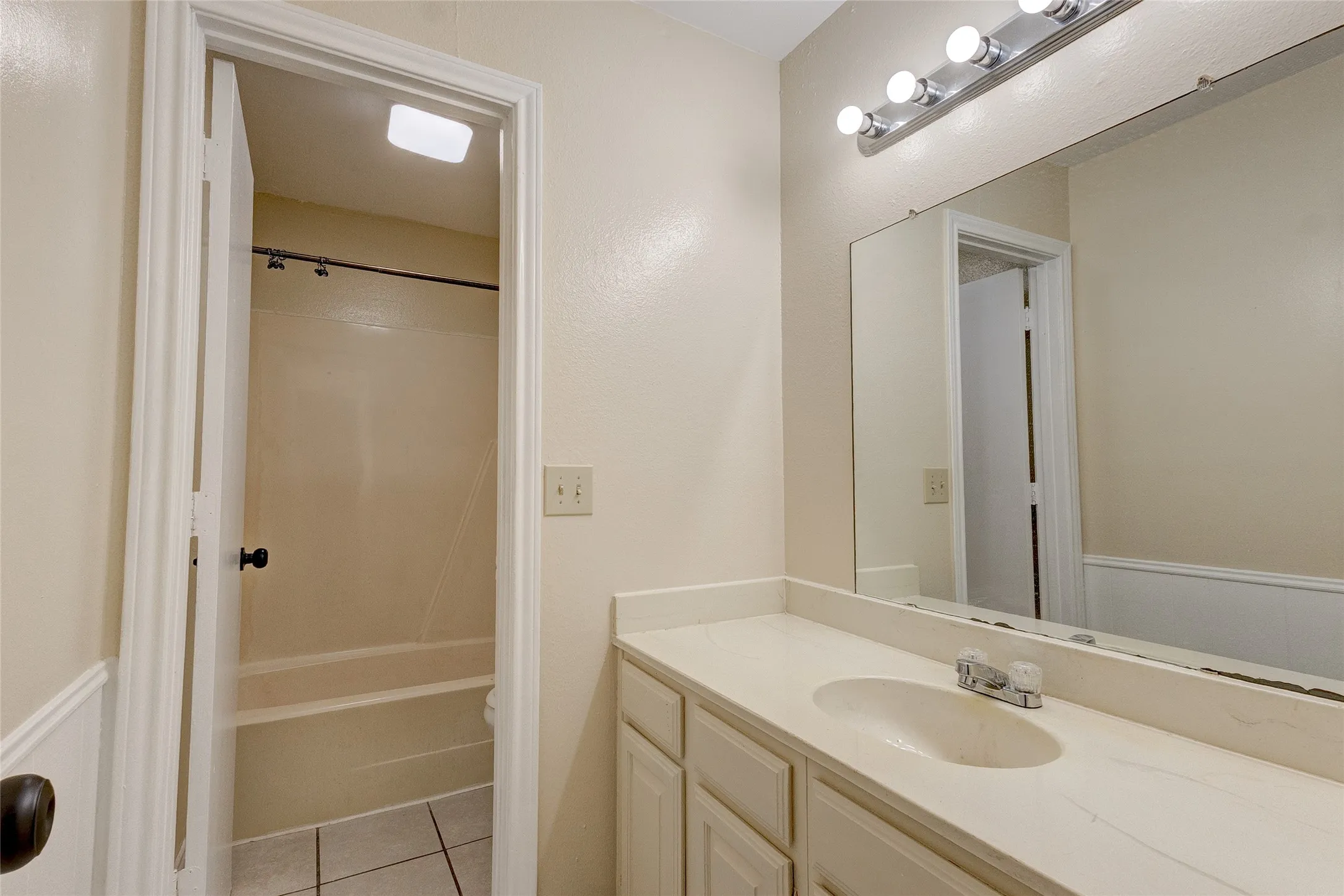 Apartment For Rent in Kaufman County , 201 W Trinity Street B, Forney, Texas 75126, 2 Bedroom, 2 Bathroom, Garage spaces, 984 Sqft, built in 1983, mls#21378825, Real Estate Agent in Forney, Homes For Rent in Kaufman county, Homes For Rent in Forney, Realtor in Forney Texas, Real Estate Brokerage Independent Realty Texas, Luminita Cordes Realtor