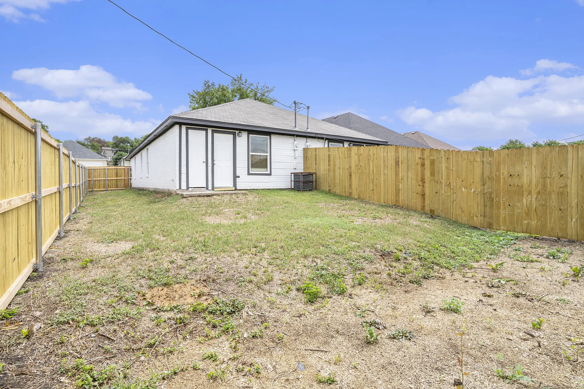 Duplex For Rent in Tarrant County , 2200 Brookes Street B, Fort Worth, Texas 76105, 3 Bedroom, 1 Bathroom, Garage spaces, 954 Sqft, built in 2005, mls#21378826, Real Estate Agent in Fort Worth, Homes For Rent in Tarrant county, Homes For Rent in Fort Worth, Realtor in Fort Worth Texas, Real Estate Brokerage Independent Realty Texas, Luminita Cordes Realtor