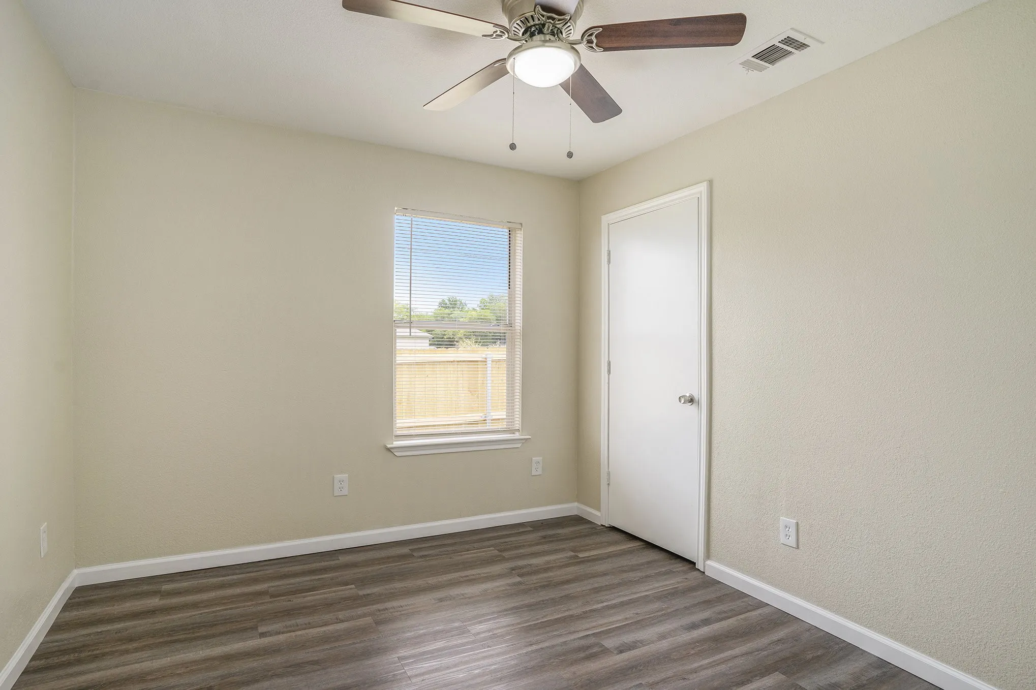 Duplex For Rent in Tarrant County , 2200 Brookes Street B, Fort Worth, Texas 76105, 3 Bedroom, 1 Bathroom, Garage spaces, 954 Sqft, built in 2005, mls#21378826, Real Estate Agent in Fort Worth, Homes For Rent in Tarrant county, Homes For Rent in Fort Worth, Realtor in Fort Worth Texas, Real Estate Brokerage Independent Realty Texas, Luminita Cordes Realtor