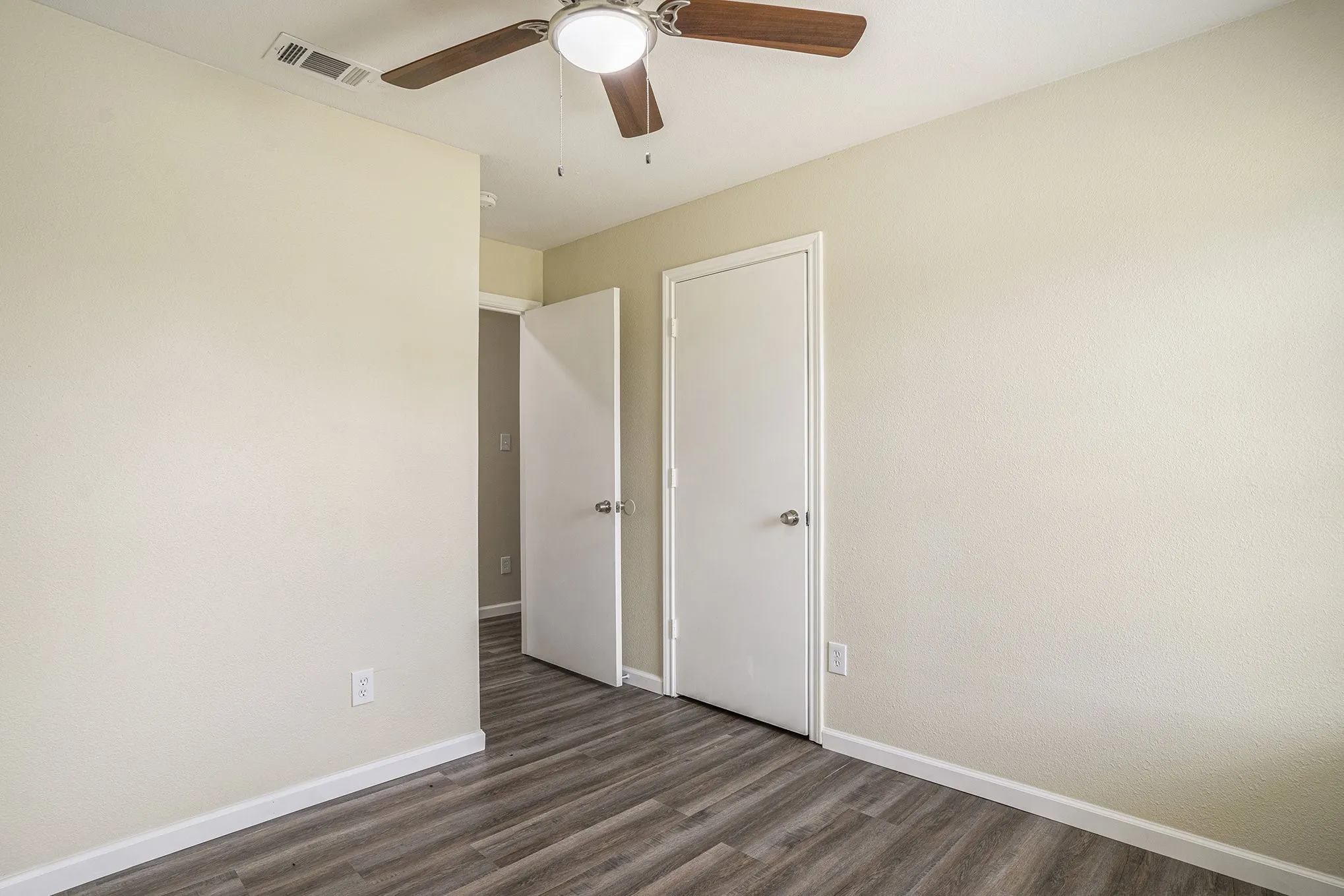 Duplex For Rent in Tarrant County , 2200 Brookes Street B, Fort Worth, Texas 76105, 3 Bedroom, 1 Bathroom, Garage spaces, 954 Sqft, built in 2005, mls#21378826, Real Estate Agent in Fort Worth, Homes For Rent in Tarrant county, Homes For Rent in Fort Worth, Realtor in Fort Worth Texas, Real Estate Brokerage Independent Realty Texas, Luminita Cordes Realtor